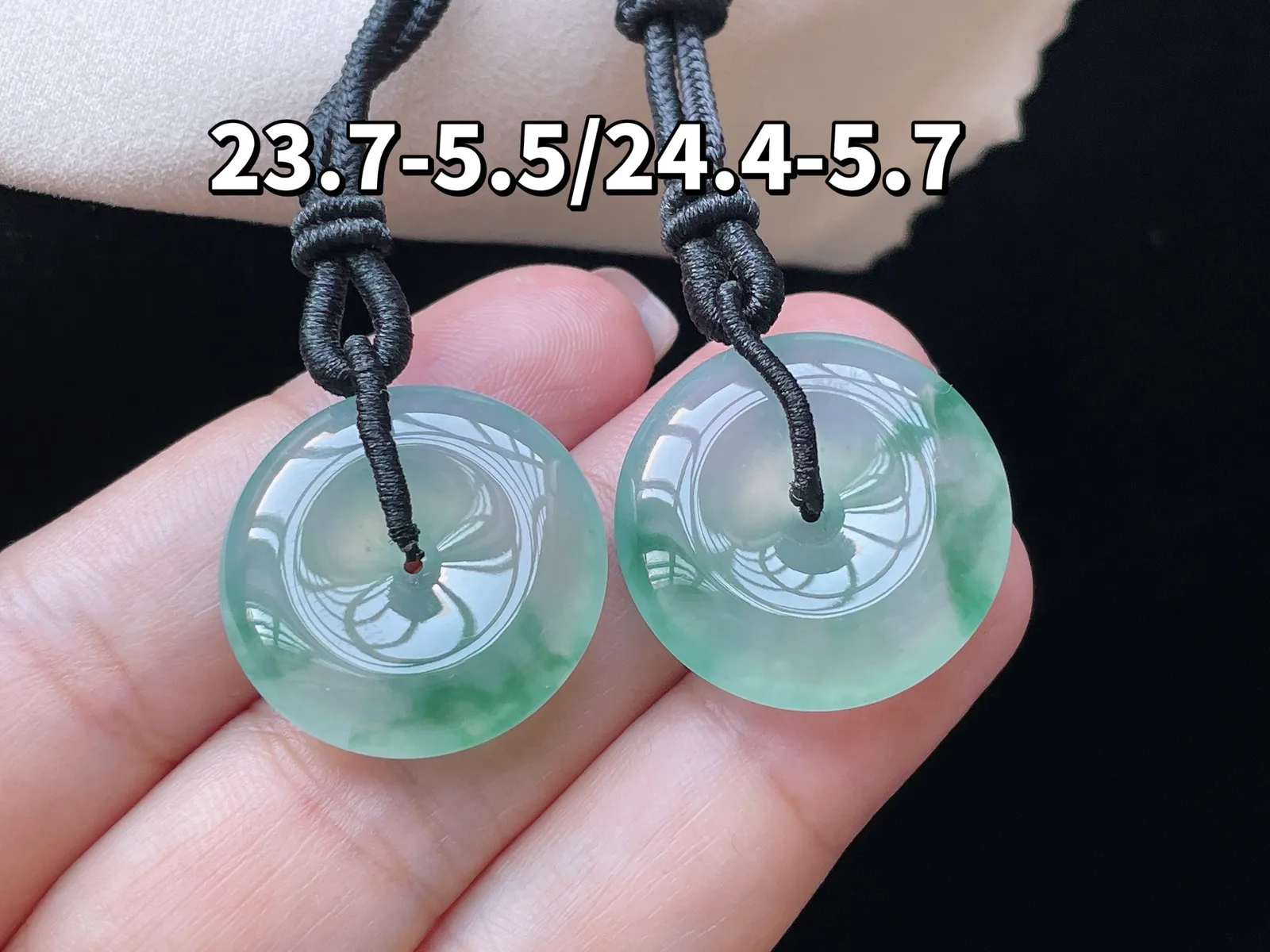 冰种飘花·平安扣吊坠 一对
裸23.7-5.5/24.4-5.7