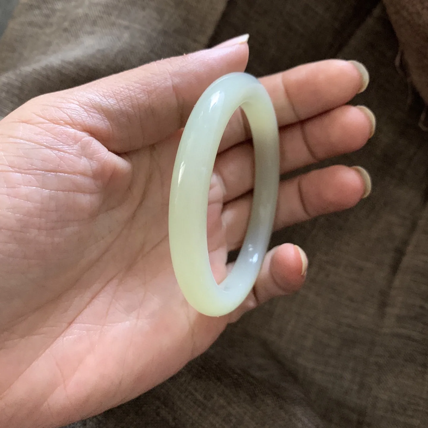 58圈口和田玉且末糖料手镯【挽间柔情】，镯型古朴典雅。在诗情画意的雨巷相遇，你是我腕间的一抹风情，有你眸有深情.清风荡漾湖间静水，我愿俯身低眉，在烟波涟漪处寻