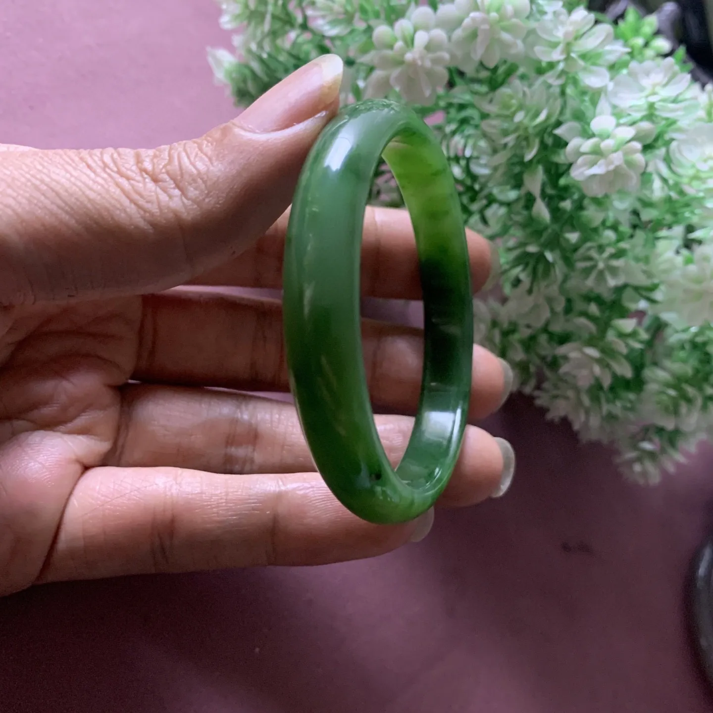 和田玉碧玉53.1圈口菠菜绿手镯，玉质细腻油润，密度紧凑，琢型圆润，高脂粉，品相大，佩戴端庄典雅