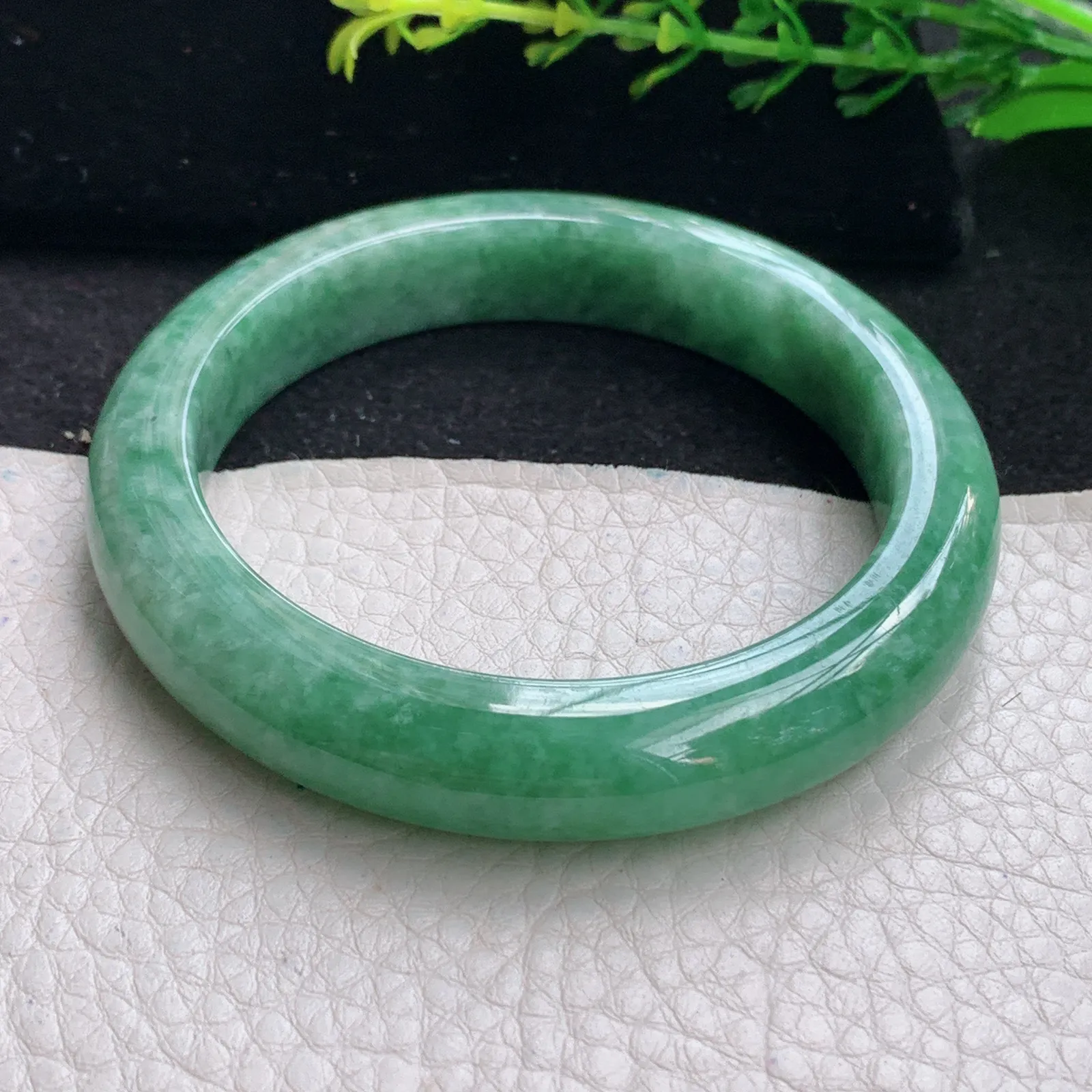 js自然光56*11.6*9平安镯 缅甸翡翠a货满绿宽边玉手镯 玉手环