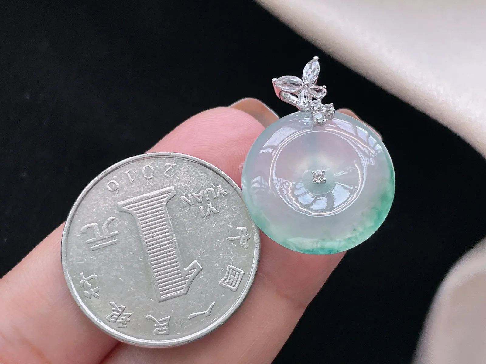 18K 冰种飘花·平安扣

整25.8-19.3-5