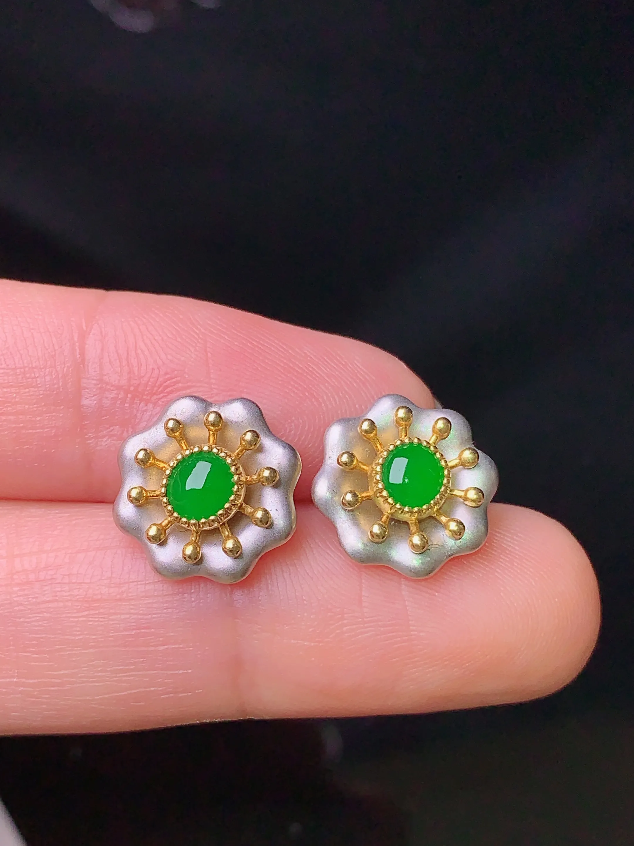 18k金镶嵌满绿蛋面耳钉 玉质细腻 色泽清新艳丽 整体尺寸12.2*4