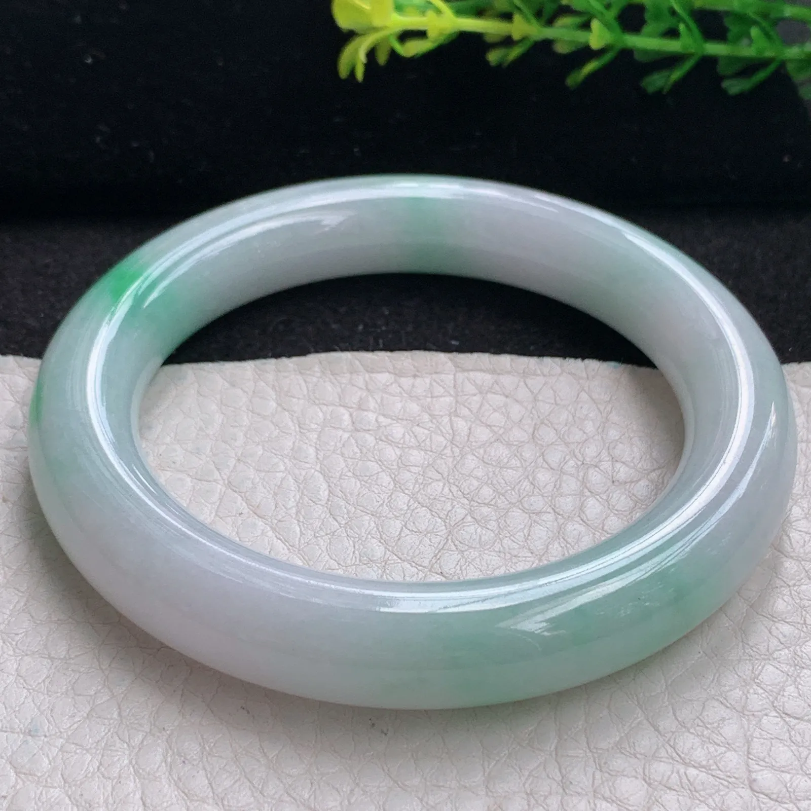 js自然光56*11.2*10.8美人镯 缅甸翡翠a货飘阳绿圆条玉手镯 玉手环