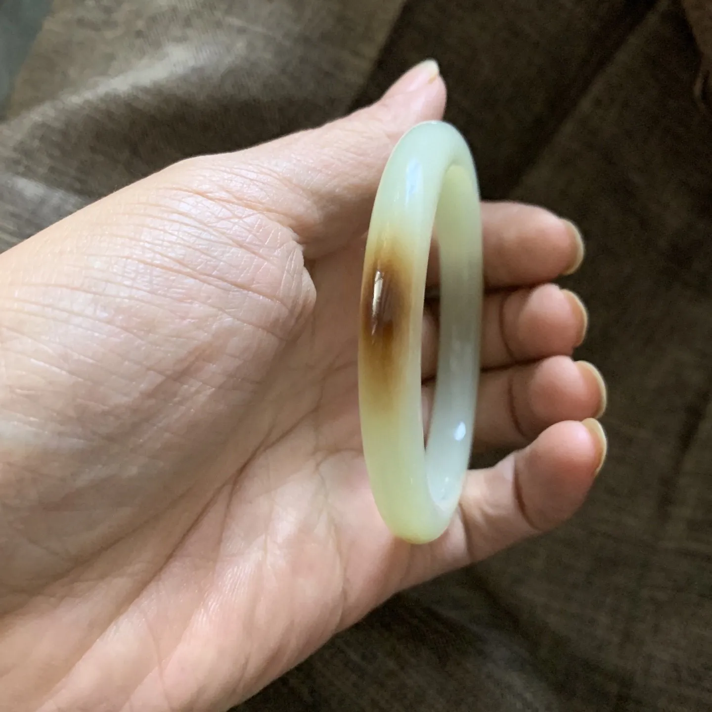 58圈口和田玉且末糖料手镯【挽间柔情】，镯型古朴典雅。在诗情画意的雨巷相遇，你是我腕间的一抹风情，有