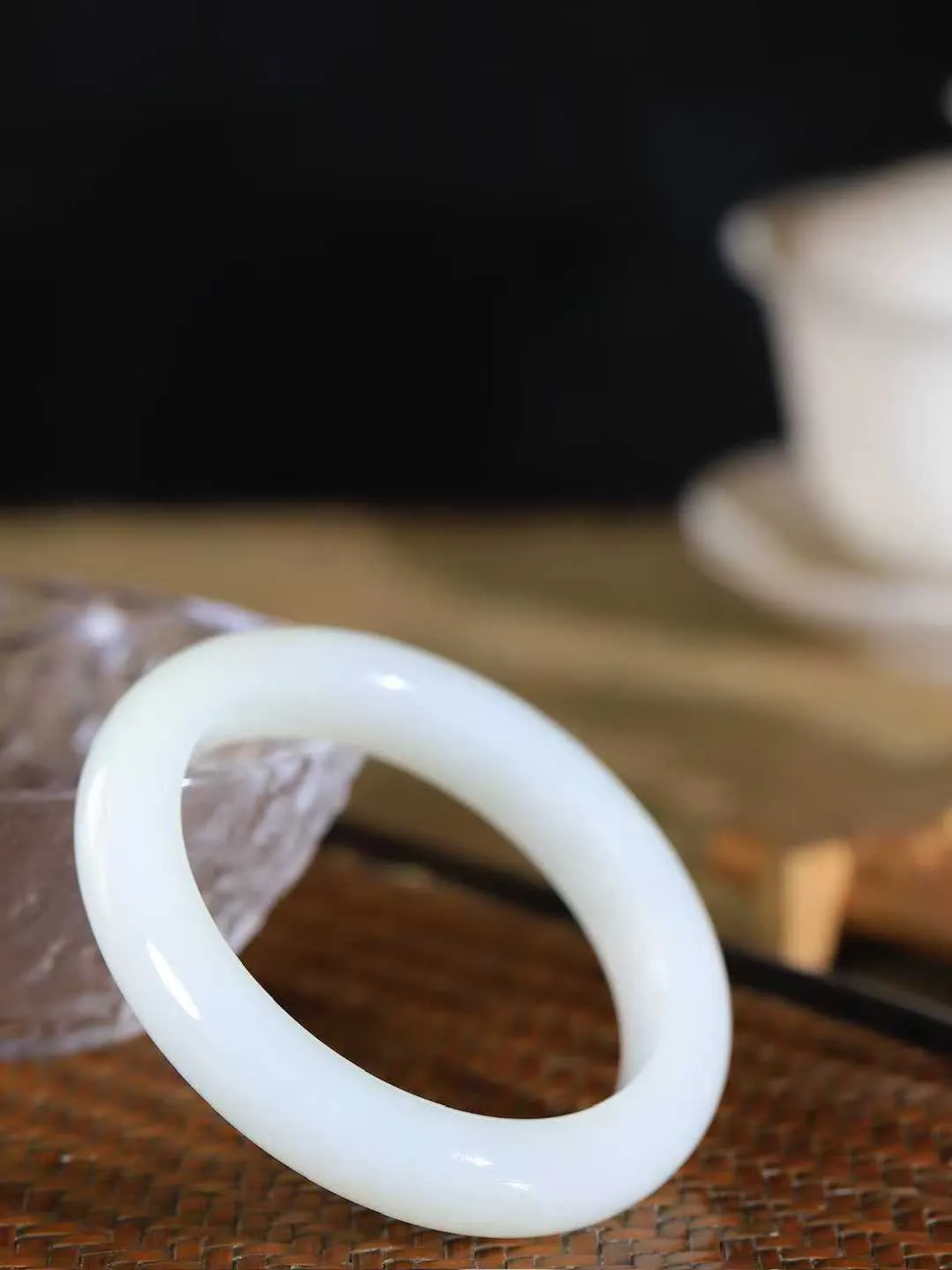 （一见倾心.手镯）

精品️和田玉白玉手镯，玉质温润细腻 油性十足 手感舒适，高华雅逸，线条流畅，简约大气，美自天成，素雅高贵。佩戴于腕间，婉约之美，举手投足间透出那低调奢华。重57.5克  尺寸54.5-12.3-9.8mm FDA79110326