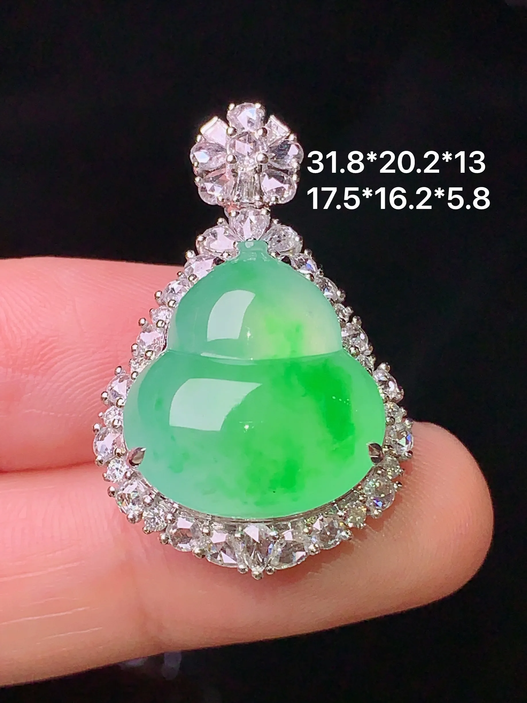 18k金钻镶嵌翠绿葫芦吊坠 玉质细腻 色泽清新艳丽 整体尺寸31.8*20.2*13