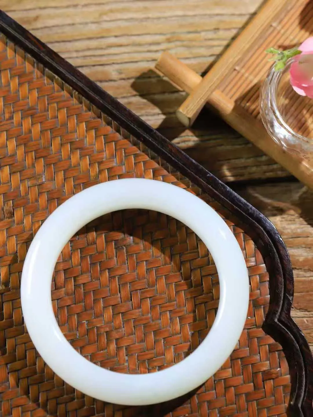 （一见倾心.手镯）

精品️和田玉白玉手镯，玉质温润细腻 油性十足 手感舒适，高华雅逸，线条流畅，简约大气，美自天成，素雅高贵。佩戴于腕间，婉约之美，举手投足间透出那低调奢华。重57.5克  尺寸54.5-12.3-9.8mm FDA79110326