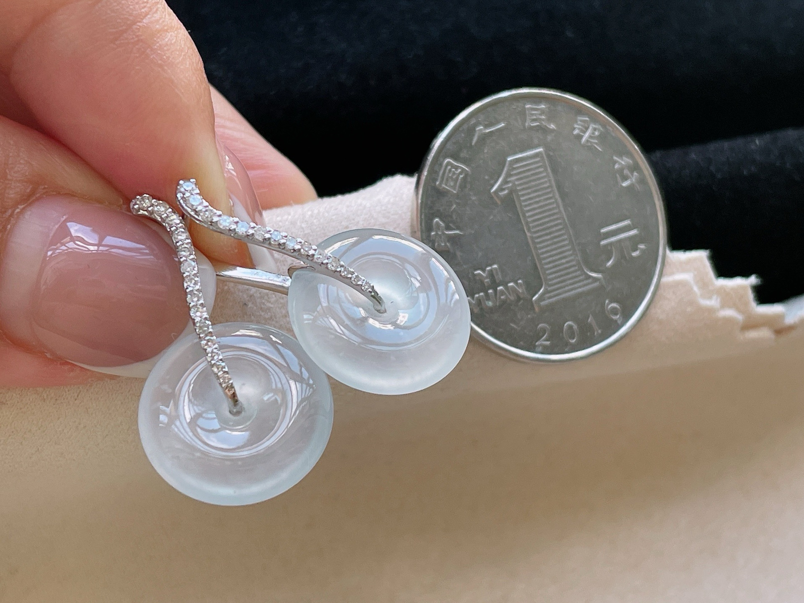 18K 冰种·平安扣耳坠

整25.3-14.4-3.9