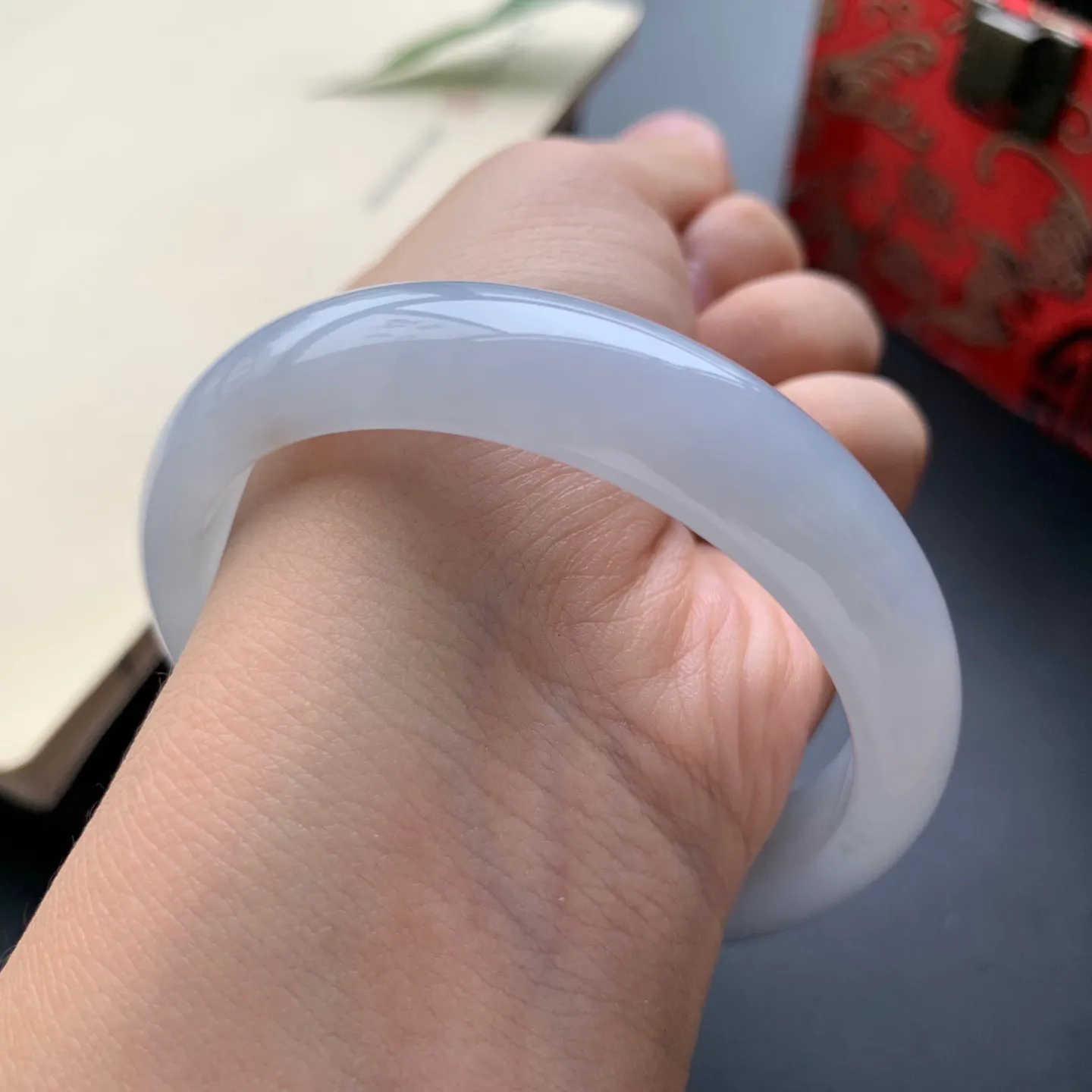 56圈口冰正圈手镯 尺寸：56-13.3-7，无纹裂，水润起胶，白净光滑