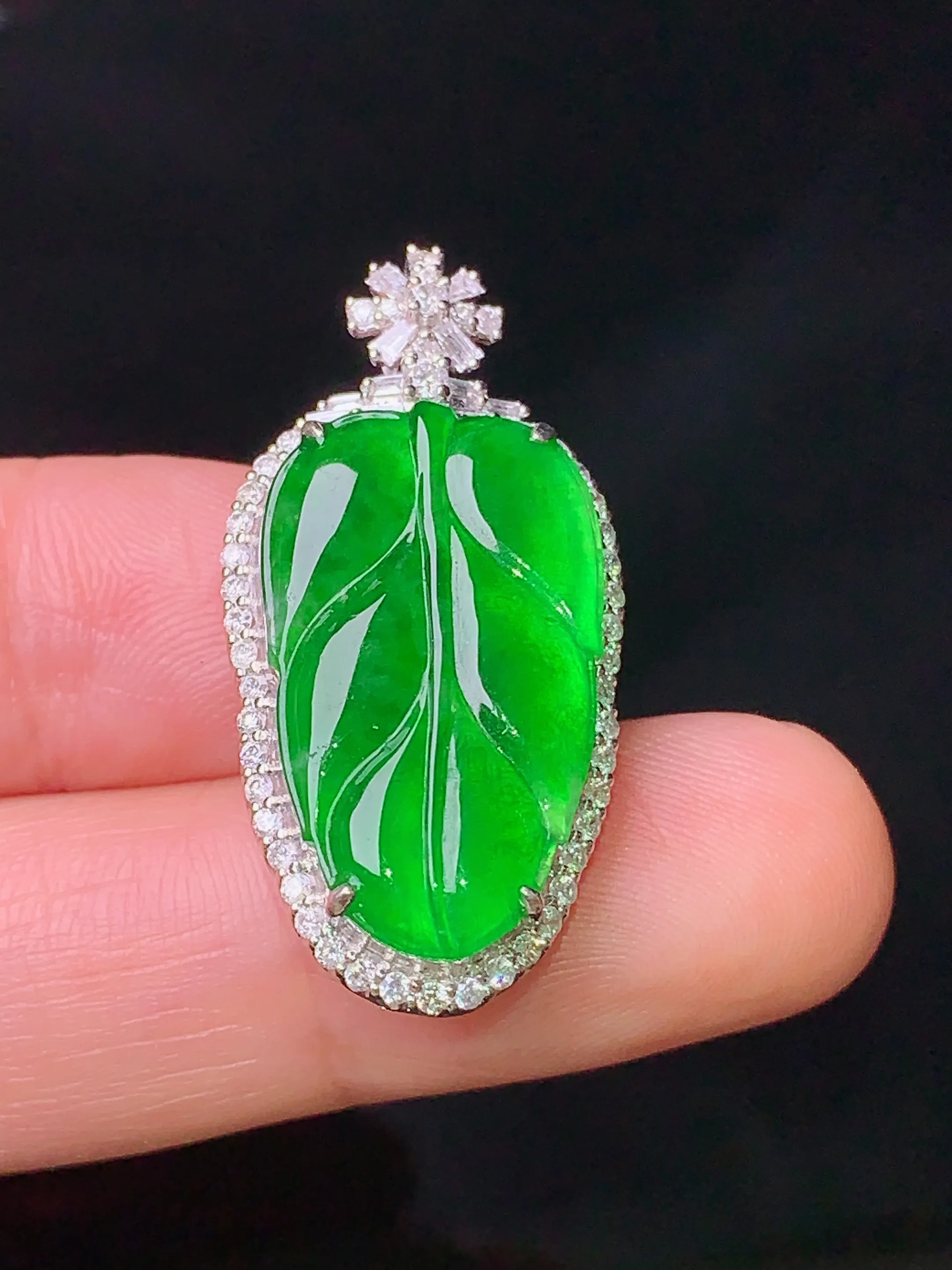 18k金钻镶嵌翠绿树叶吊坠 玉质细腻 色泽清新艳丽 整体尺寸32.5*16.2*7.8