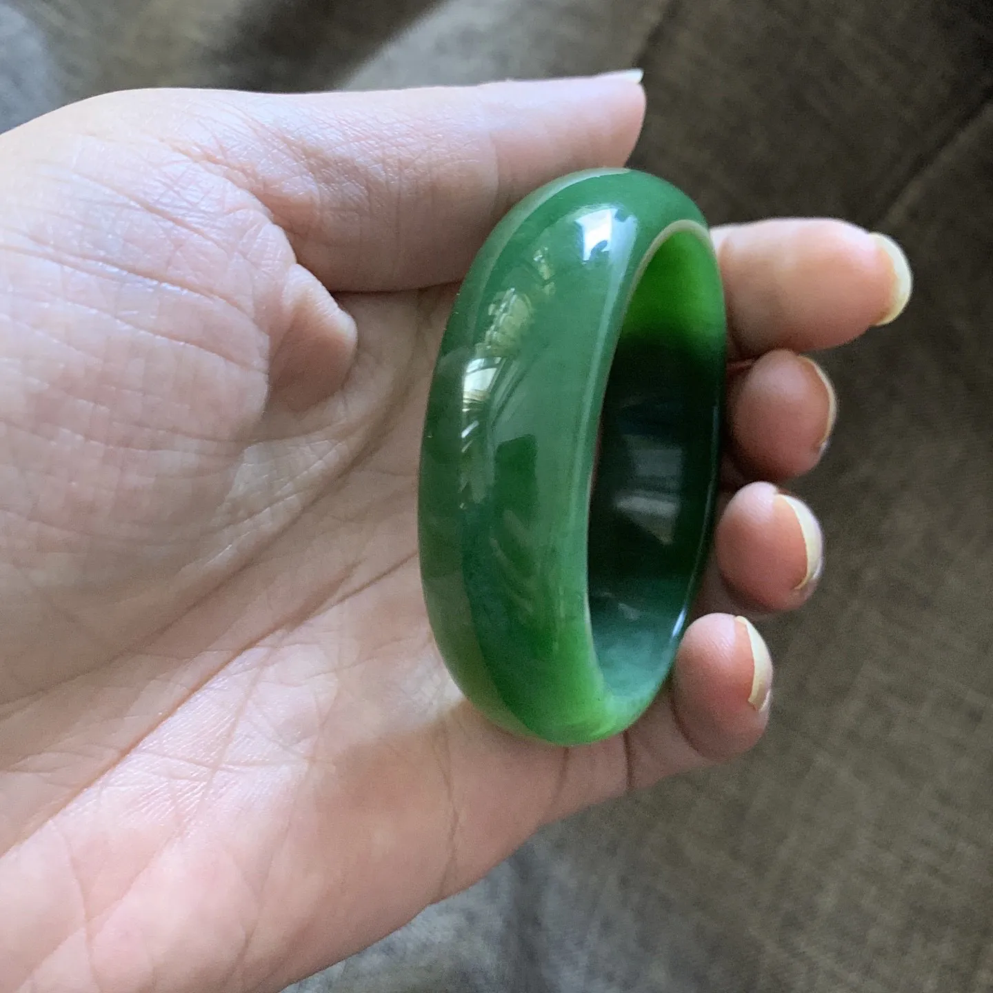 50.9圈口和田玉碧玉阳绿色宽版手镯【挽间柔情】，镯型古朴典雅。在诗情画意的雨巷相遇，你是我腕间的一