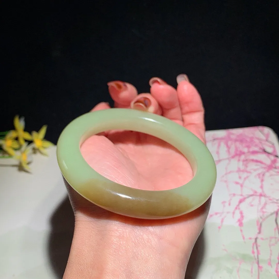 和田玉57.5圈口且末糖手镯！圈口57.5宽12.2玉质细腻油润 底色纯净无裂无黑 脂粉好，品质高。
