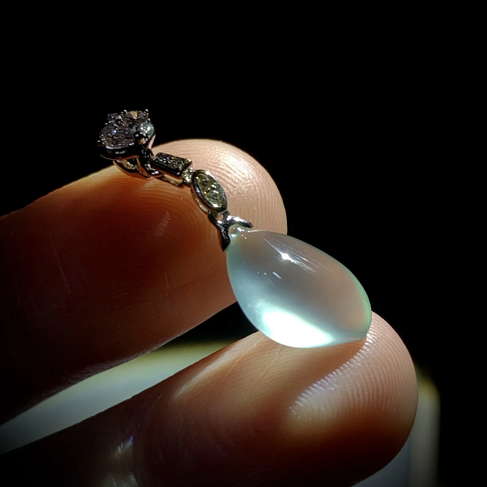 玻璃种翡翠精品福瓜，
28-裸石约14-8.5-4.8mm，
18K金，南非钻，