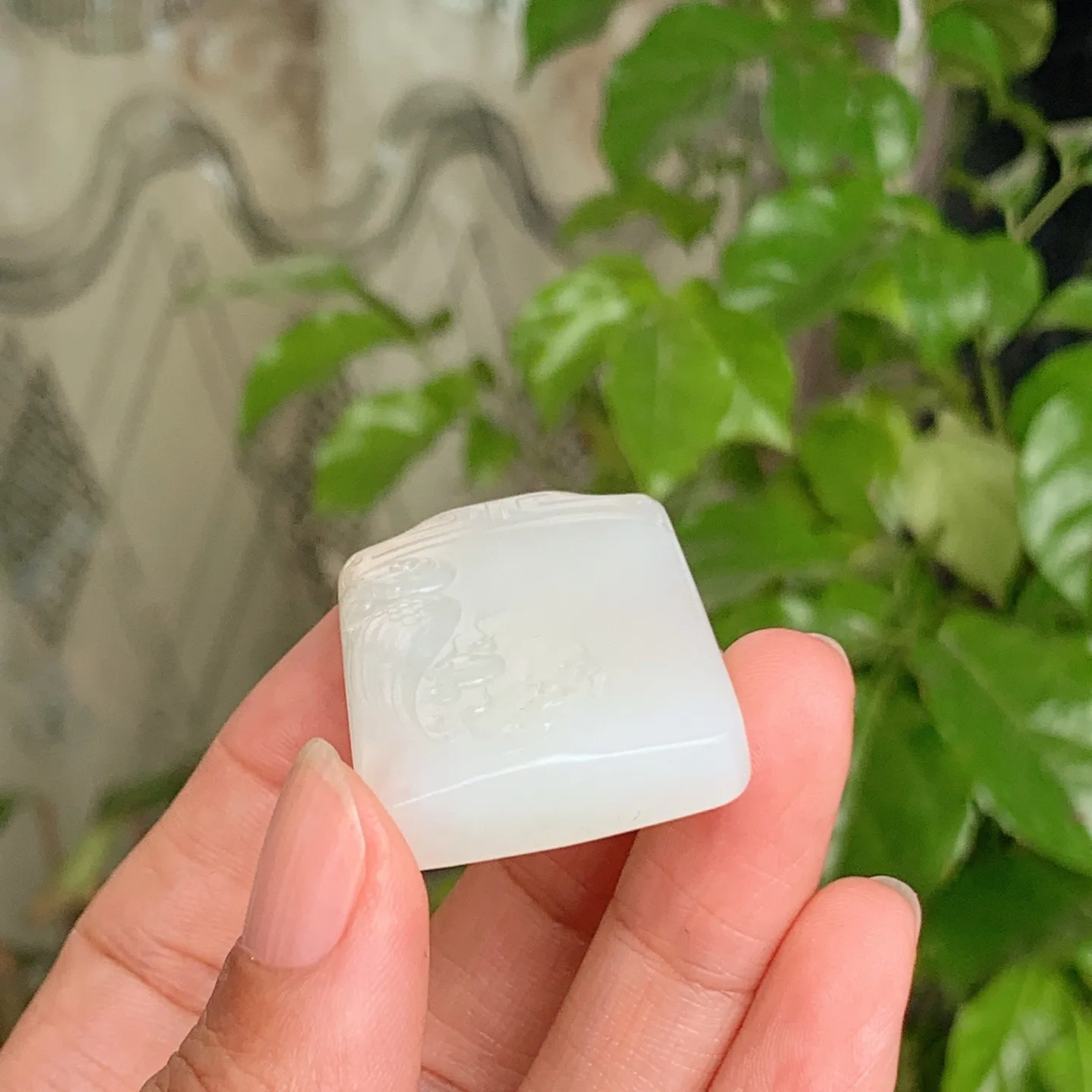 和田玉白玉糖料连年有余牌子挂件。尺寸47/28/11重31.5克。玉质细腻油润。手推出油。佩戴高端典雅。lt251107