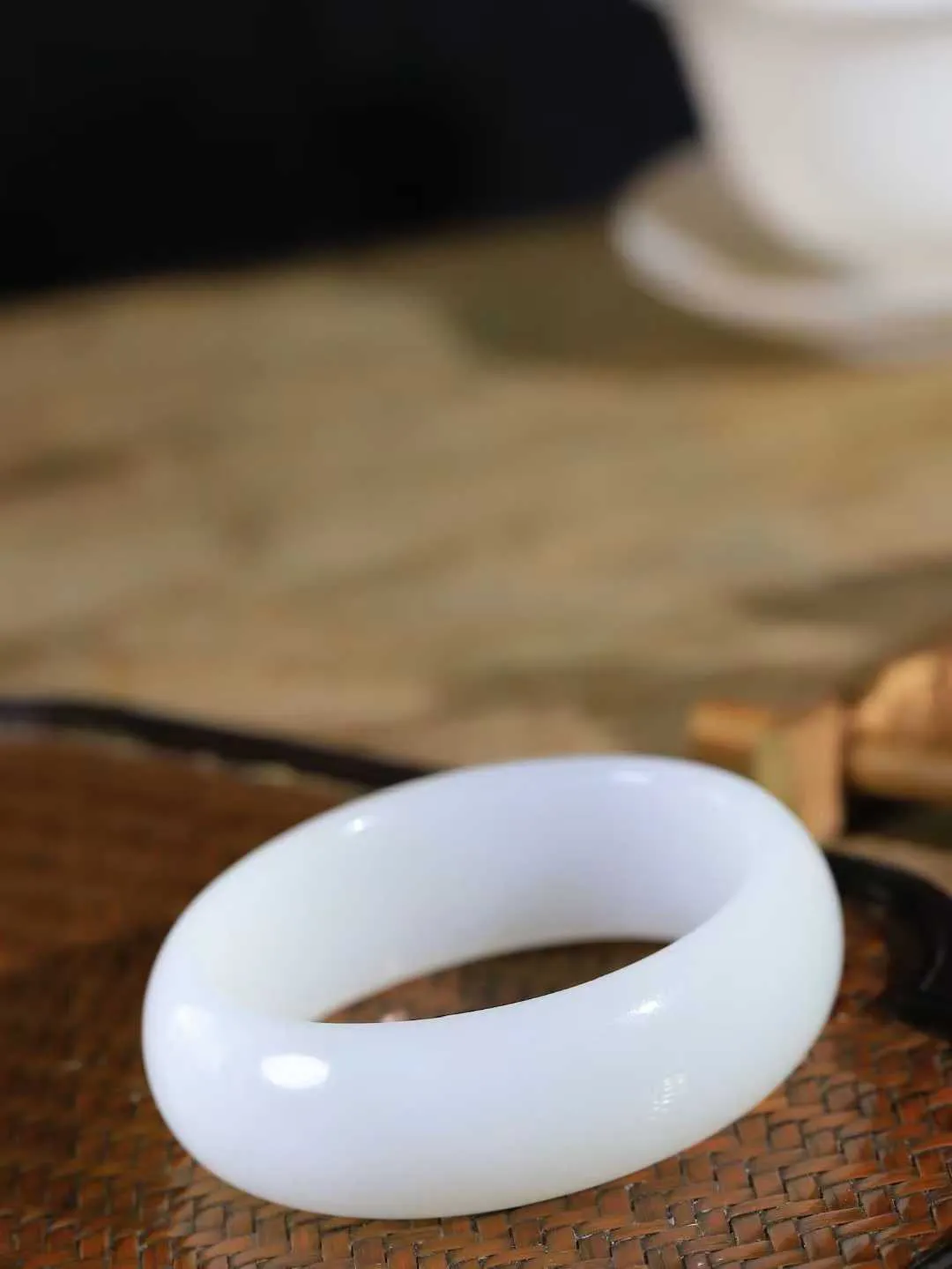 【贵妃镯.玉腕清响】    

精品和田玉白玉贵妃镯，玉质温润细腻 油性十足 相传杨贵妃十分喜爱椭圆形态手镯，后人称其为贵妃镯。因其形与人手腕形相吻合，佩戴更服帖，别具妩媚风格。
重78克   内径55-51mm尺寸20.7-7.9mm   fDA-88112348