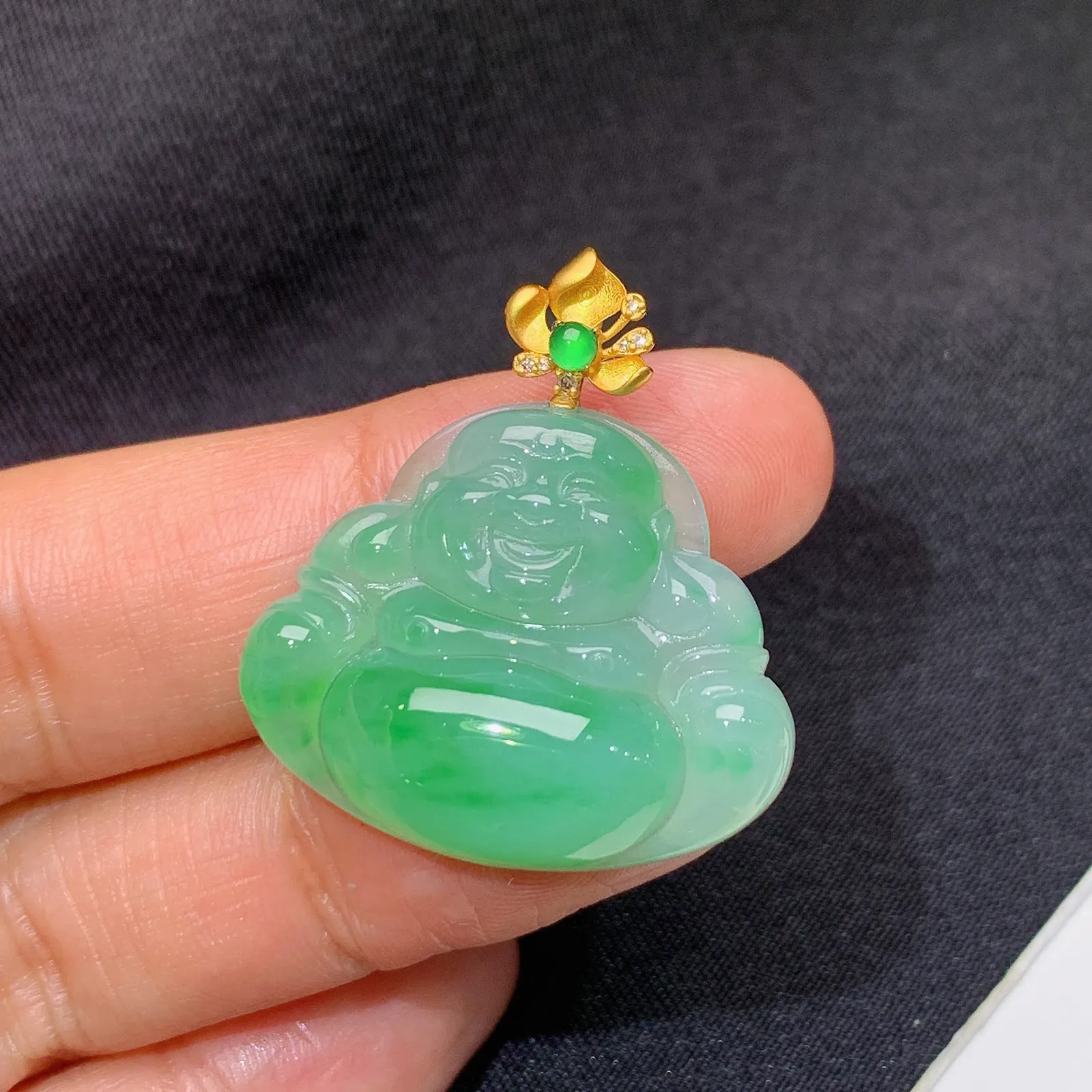 飘绿笑佛吊坠，18k金镶嵌，冰润色阳，品相好，种水足 裸石尺寸21.6*26.8*5.8