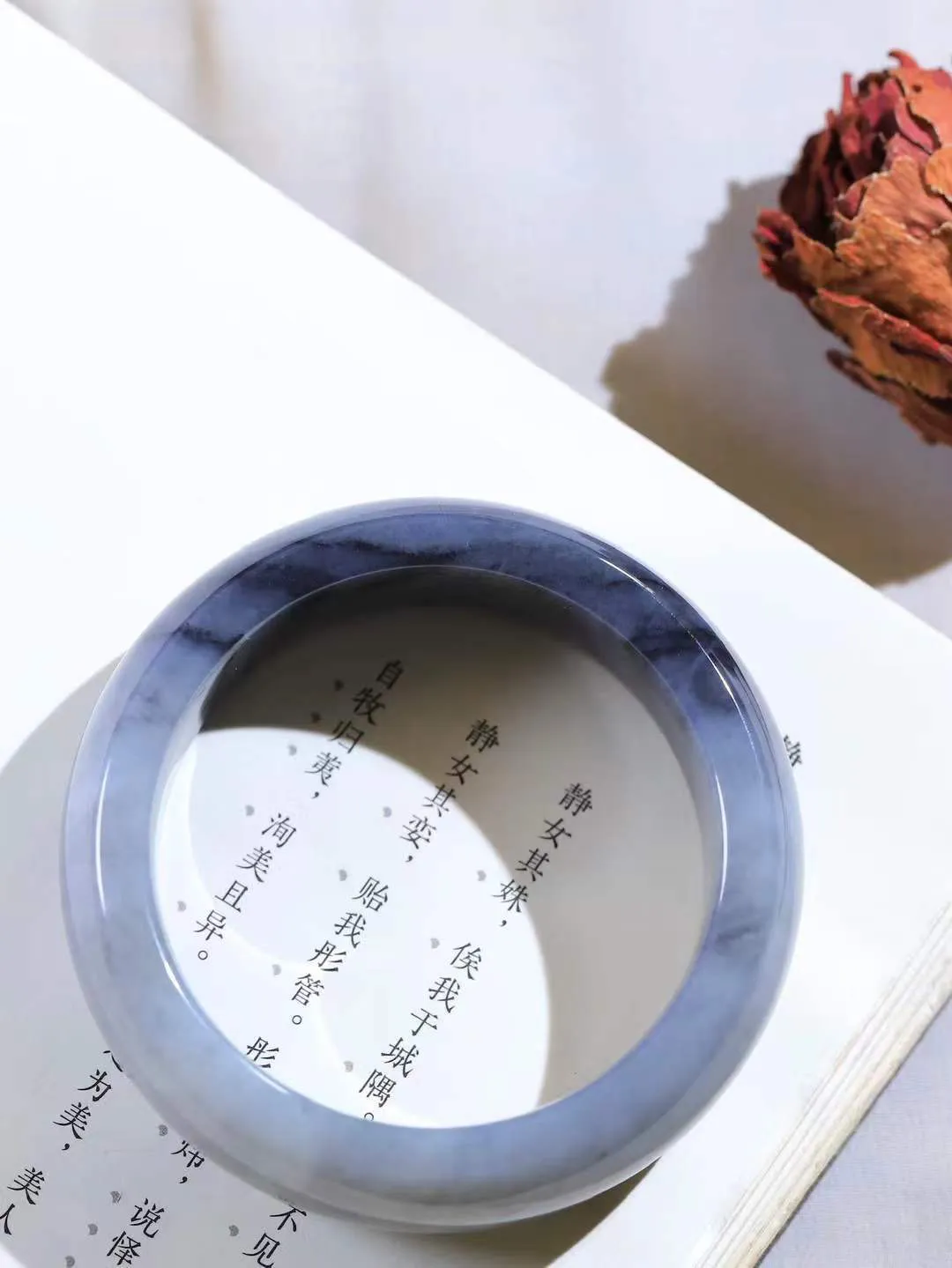 【籽.水墨风情.手镯】

新疆和田籽料青花手镯 玉质细腻饱满，镯型大气，脂感油润。青花晕染轻淌，让人迷醉其中，就如身在云雾飘渺的群山之中，雾气升腾～重110.2克 尺寸57.5-20.5-10.2mm FDA-77112900