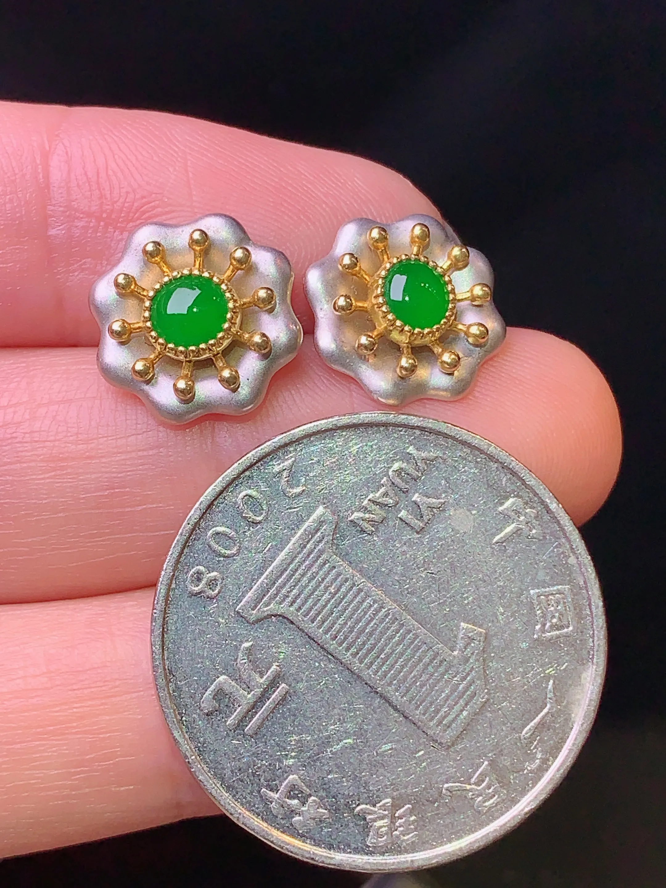 18k金镶嵌满绿蛋面耳钉 玉质细腻 色泽清新艳丽 整体尺寸12.2*4