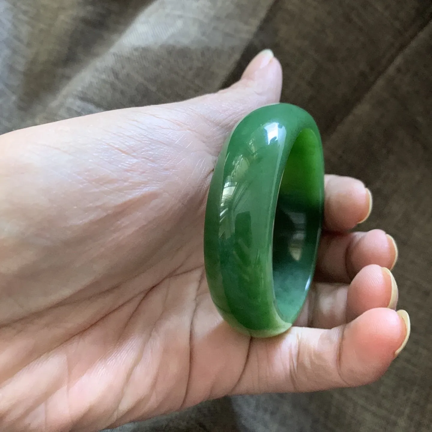 50.9圈口和田玉碧玉阳绿色宽版手镯【挽间柔情】，镯型古朴典雅。在诗情画意的雨巷相遇，你是我腕间的一抹风情，有你眸有深情.清风荡漾湖间静水，我愿俯身低眉，在烟波涟漪处寻你