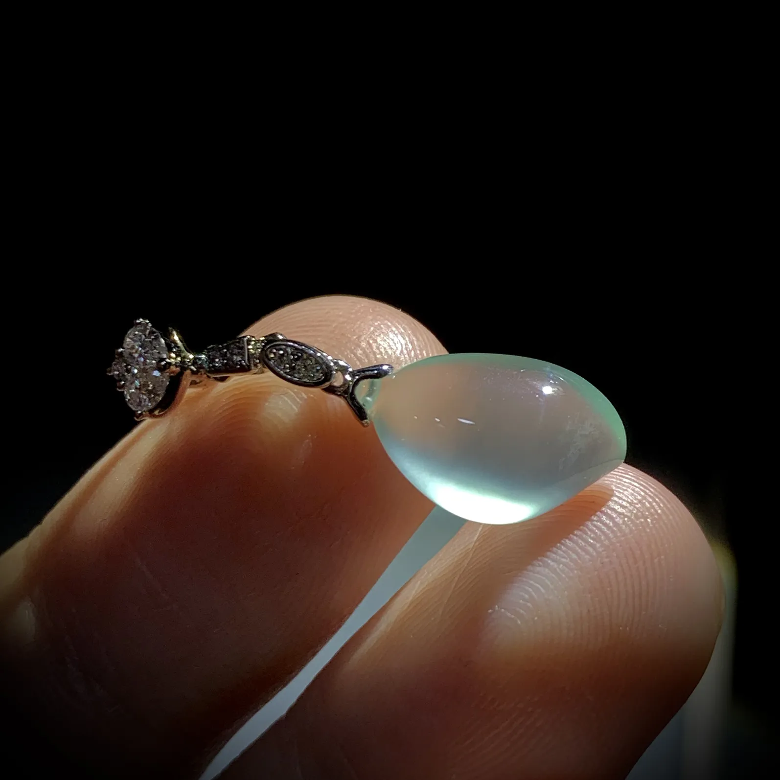 玻璃种翡翠精品福瓜，
28-裸石约14-8.5-4.8mm，
18K金，南非钻，