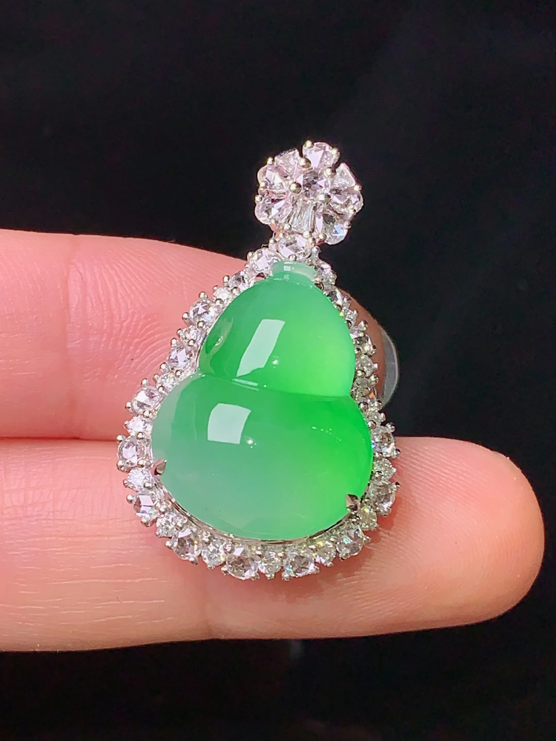 18k金钻镶嵌翠绿葫芦吊坠 玉质细腻 色泽清新艳丽 整体尺寸31.2*18.8*13.2