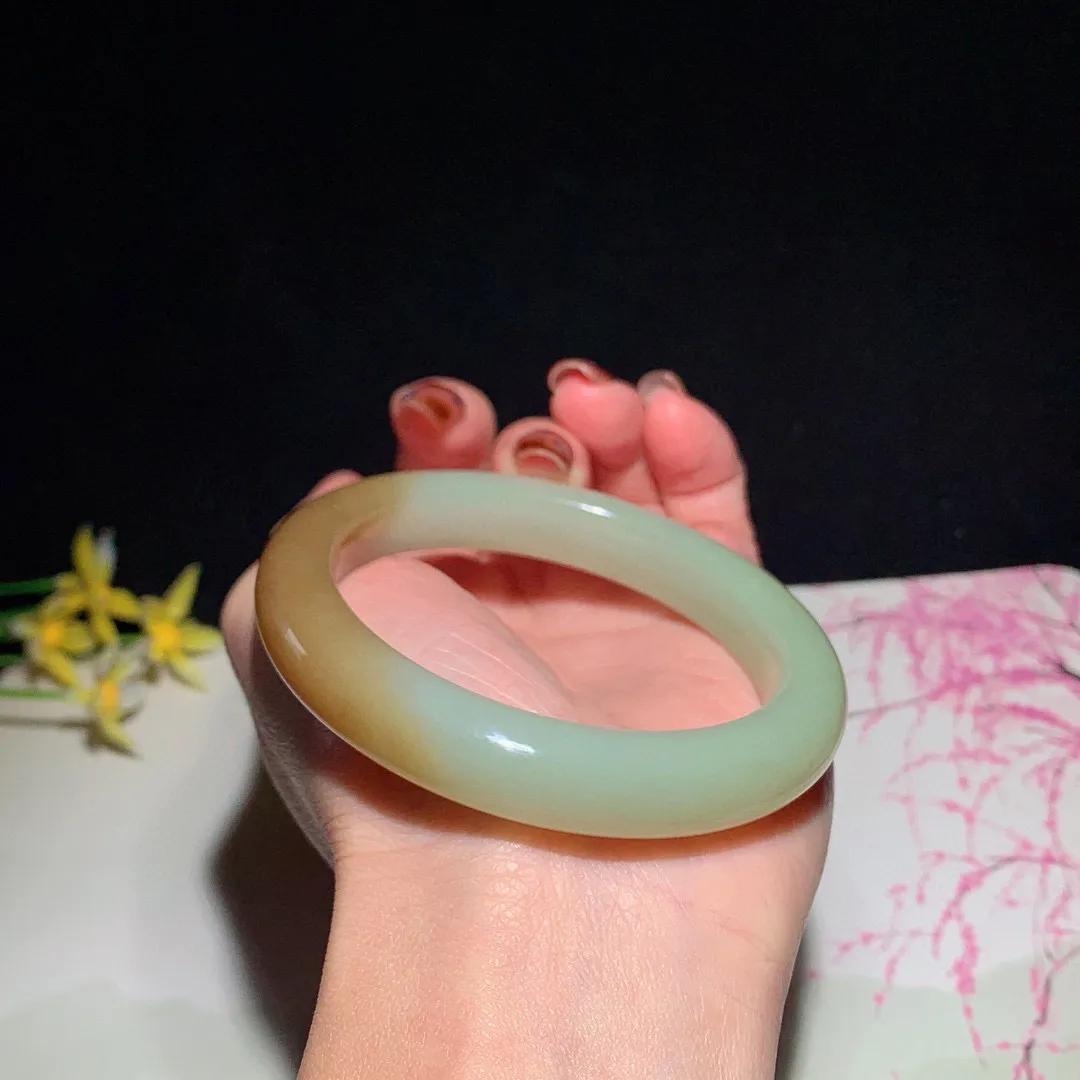 和田玉57圈口且末糖手镯！圈口57宽11.6玉质细腻油润 底色纯净无裂无杂 脂粉好，品质高。