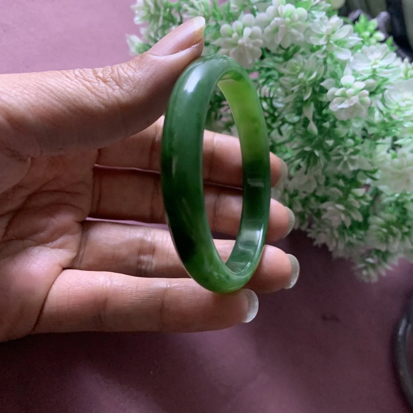 和田玉碧玉53.1圈口菠菜绿手镯，玉质细腻油润，密度紧凑，琢型圆润，高脂粉，品相大，佩戴端庄典雅