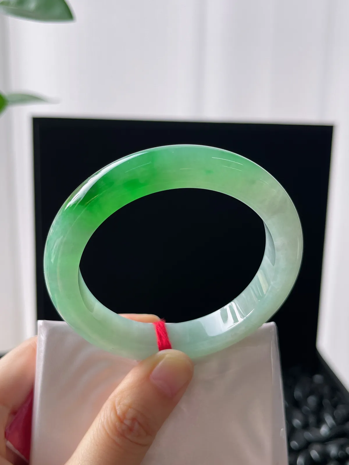 正圈53.6圈口，翡翠冰糯种飘绿手镯