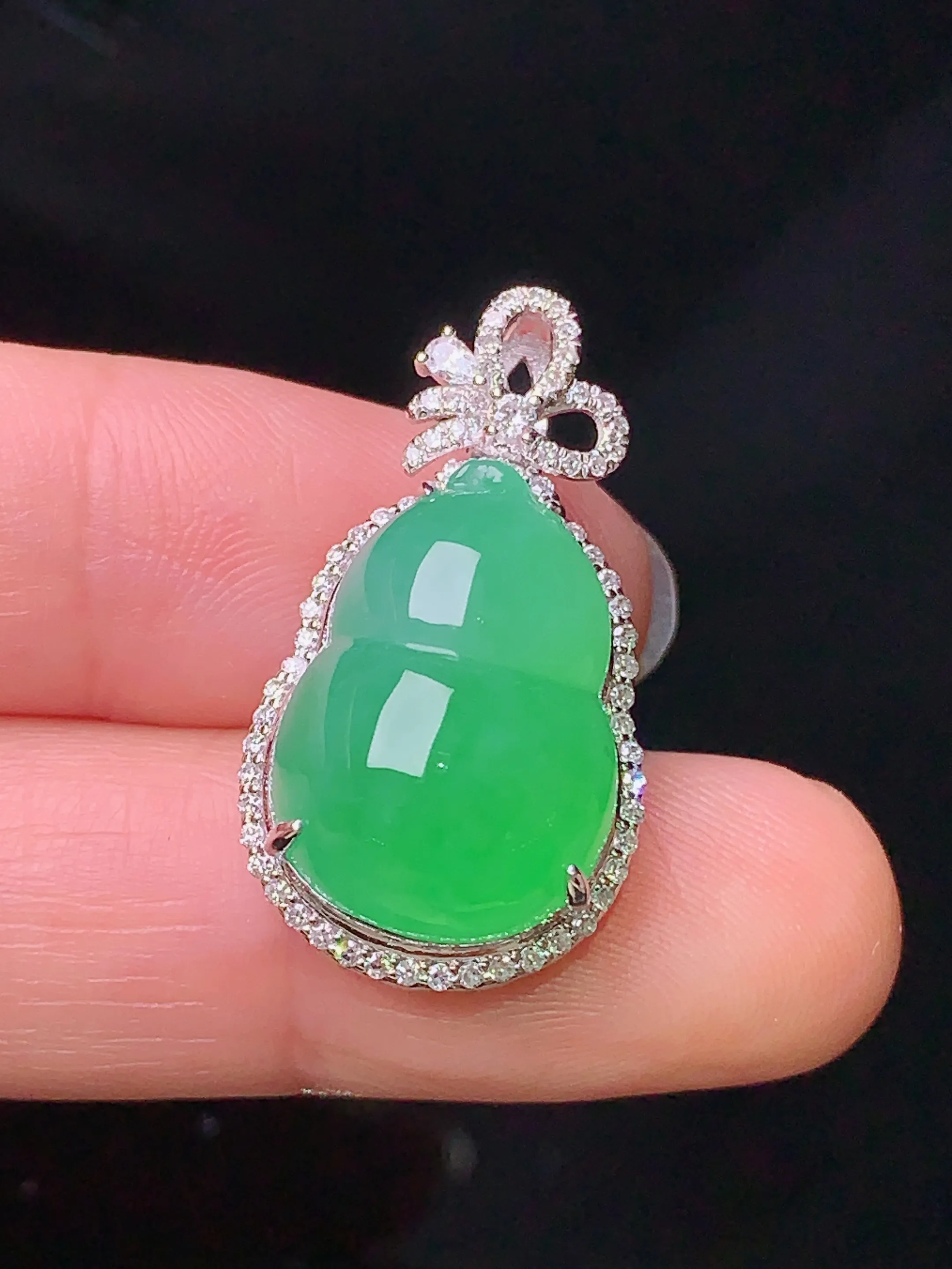 18k金钻镶嵌翠绿葫芦吊坠 玉质细腻 色泽清新艳丽 整体尺寸27.3*15.2*11.5