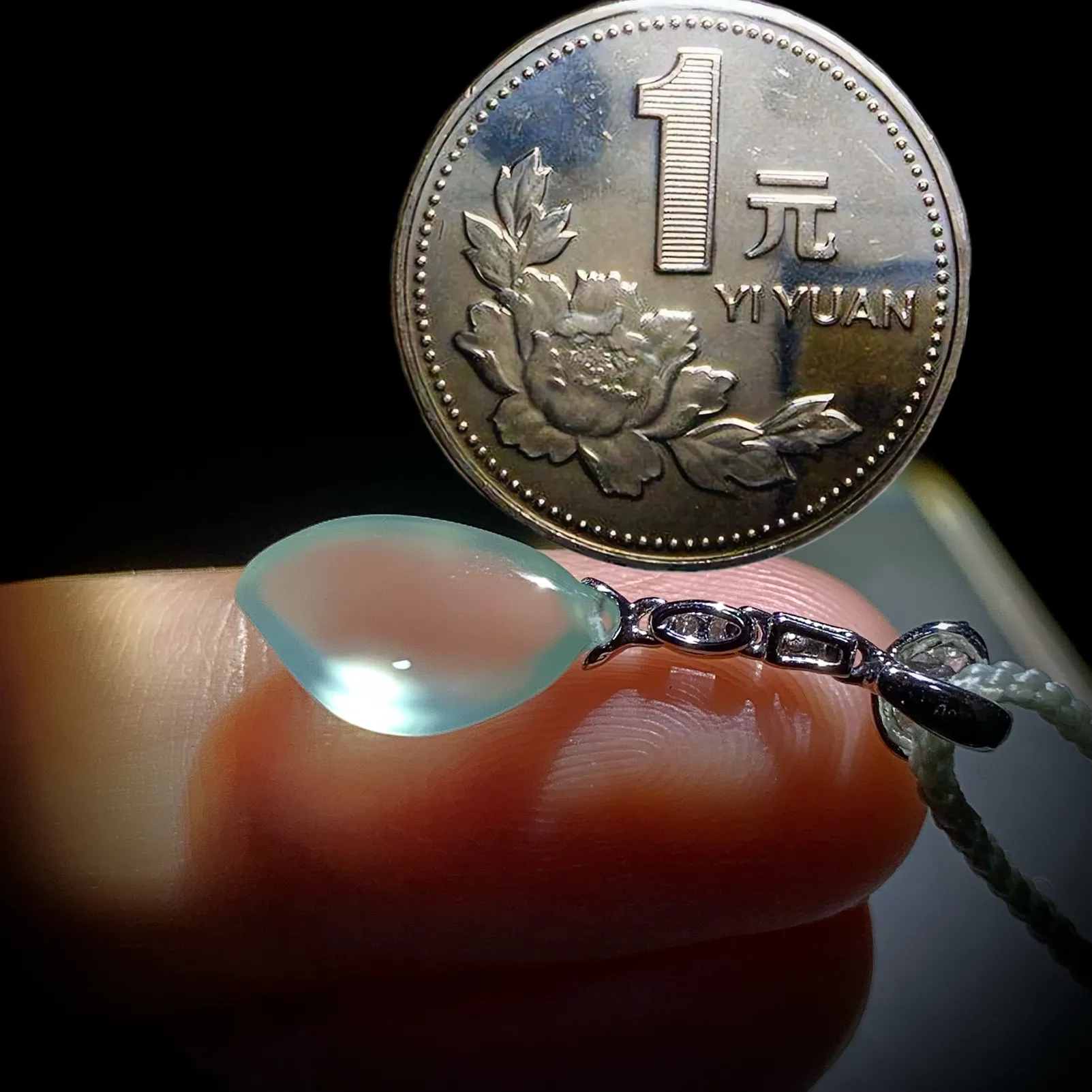 玻璃种翡翠精品福瓜，
28-裸石约14-8.5-4.8mm，
18K金，南非钻，