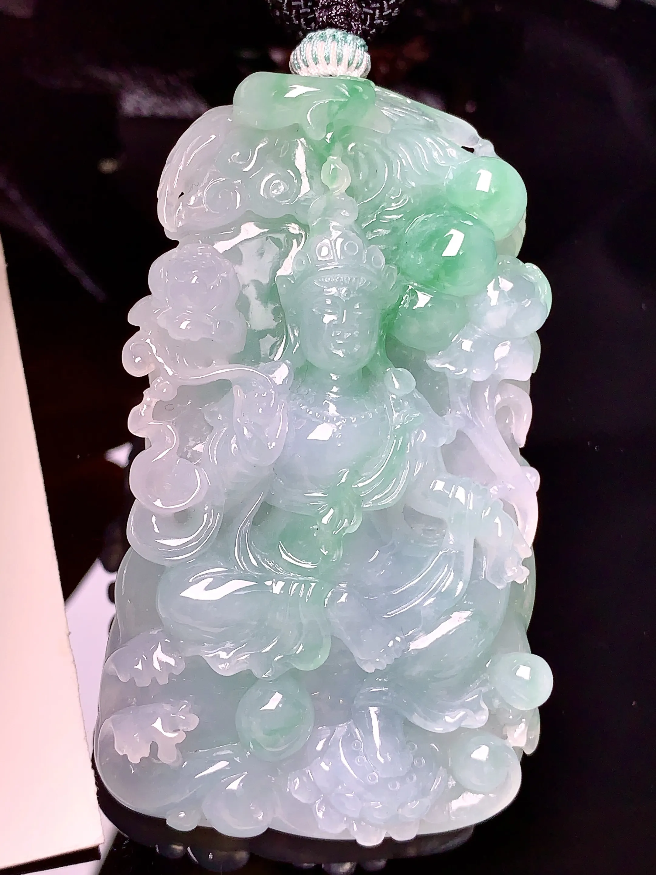 飘绿度母观音吊坠 玉质细腻 色泽清新艳丽 整体尺寸68.5*41*12