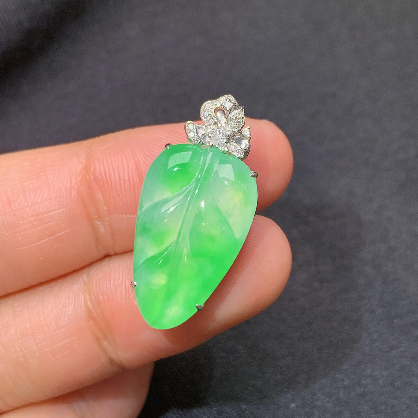 阳绿树叶吊坠，18k金镶嵌，冰润色阳，玉质细腻，种水足 尺寸26.1*12.3*5