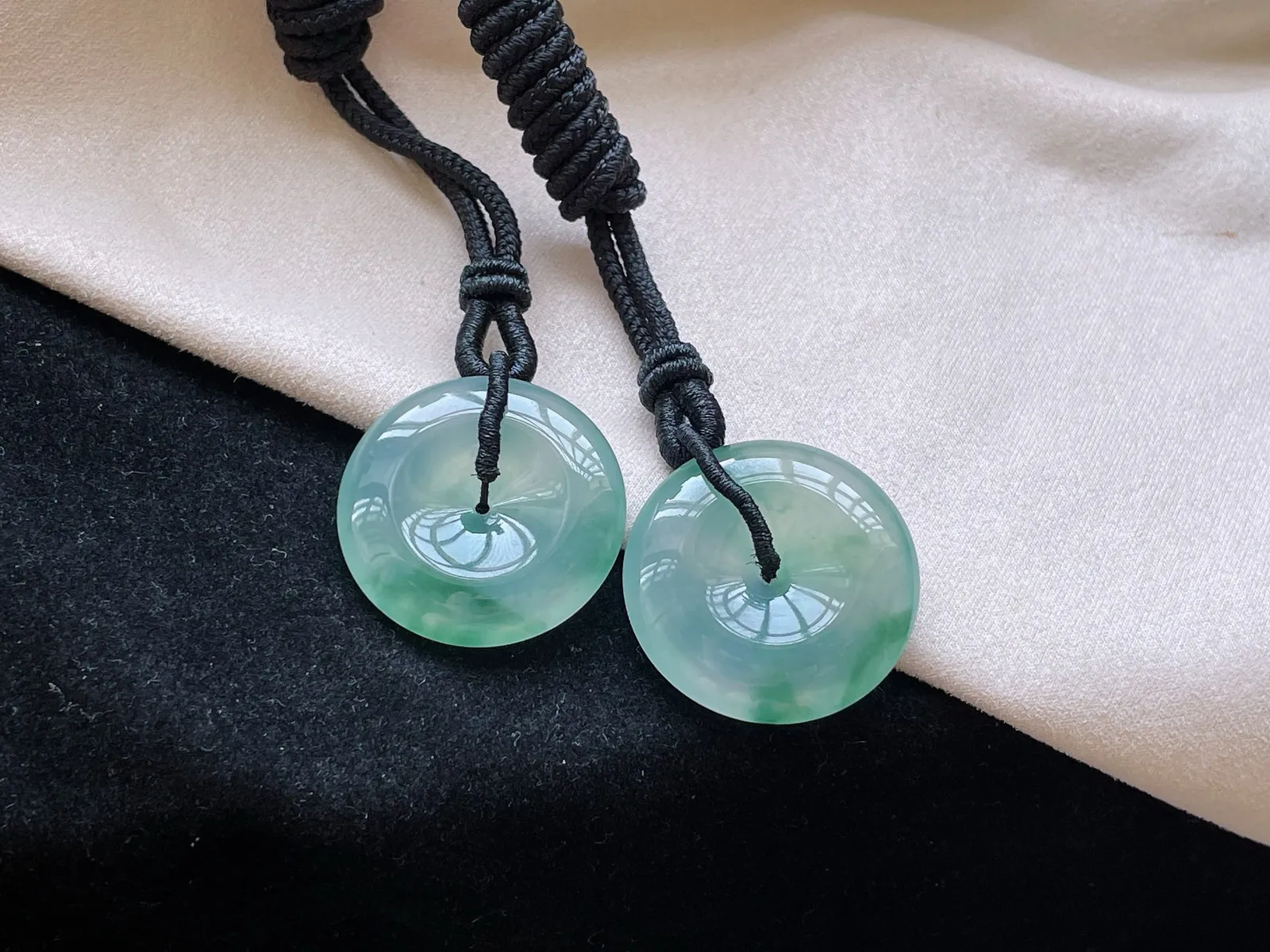 冰种飘花·平安扣吊坠 一对
裸23.7-5.5/24.4-5.7