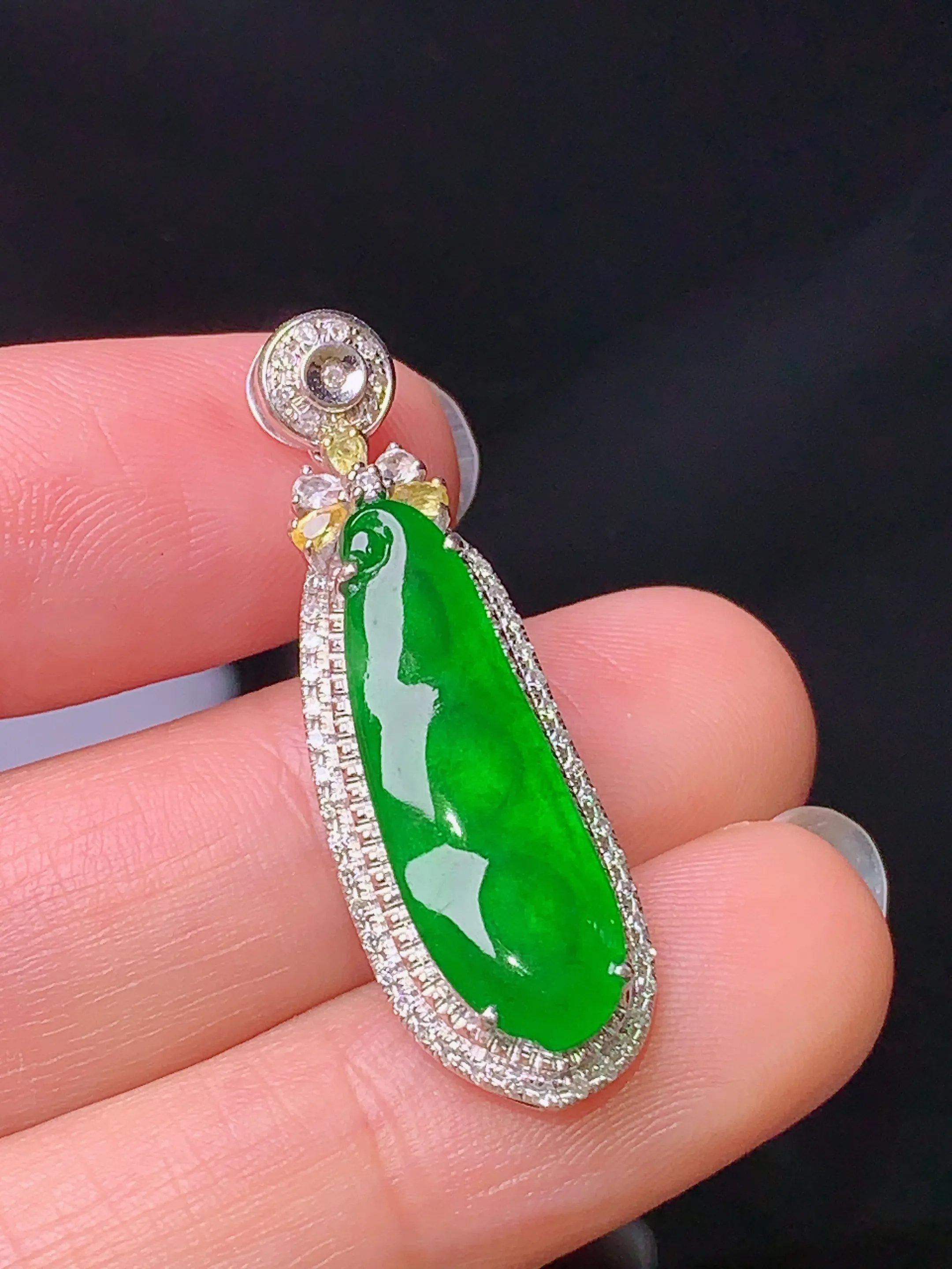 18k金钻镶嵌满绿四季豆吊坠 玉质细腻 色泽清新艳丽 整体尺寸34.2*11*7