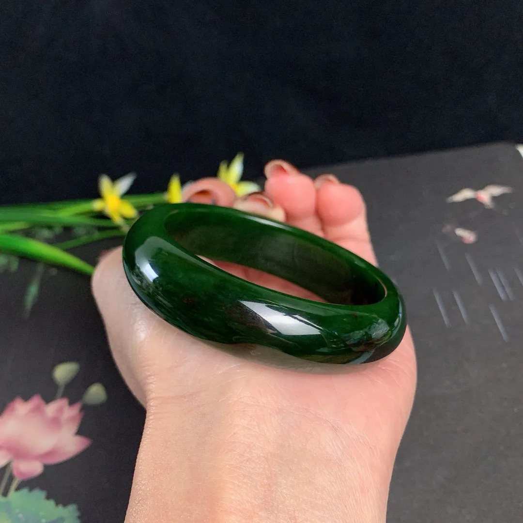 和田玉52.5圈口菠菜绿黑皮碧玉手镯！圈口52.5宽15.3玉质细腻油润 底色纯净 无纹裂 脂粉好，品质高