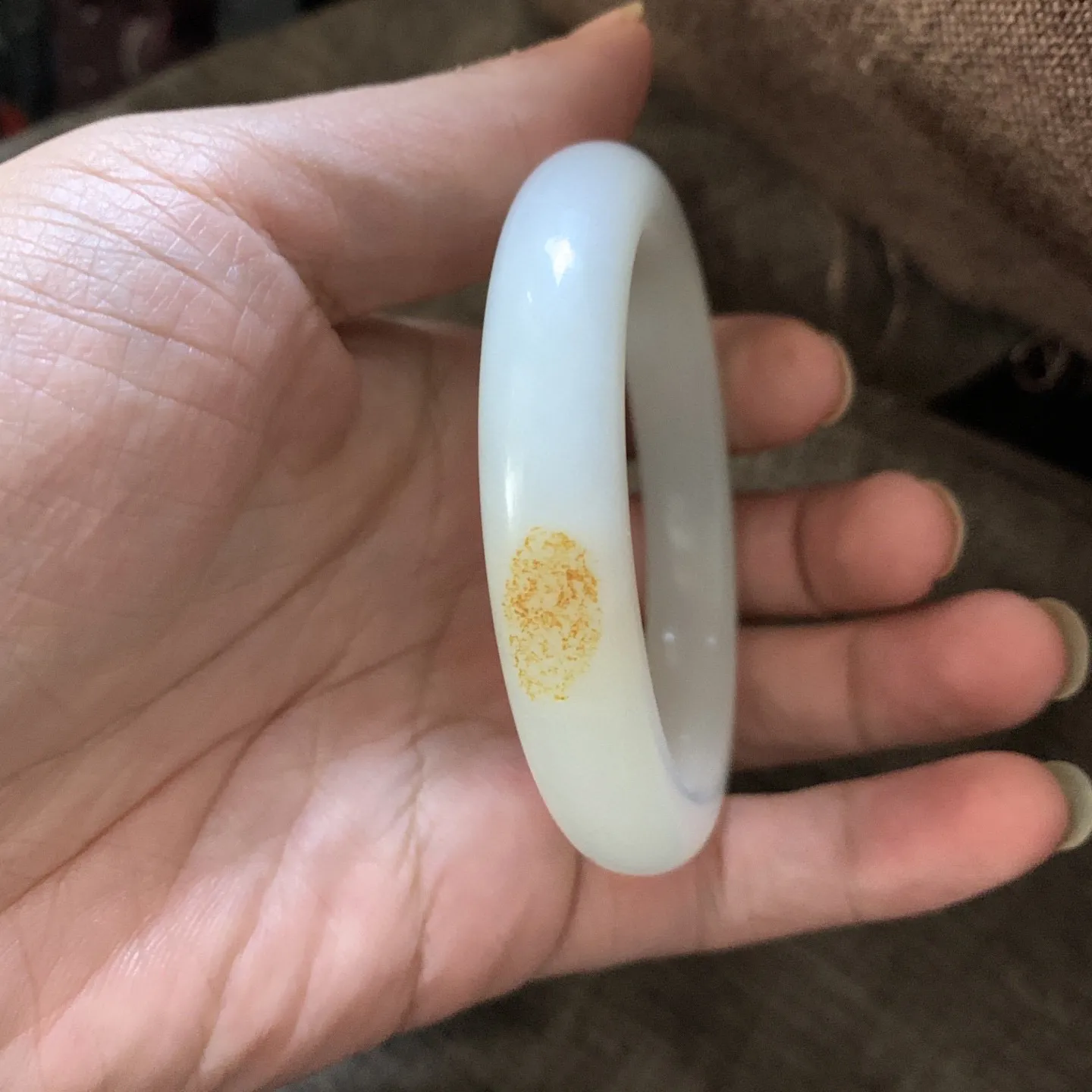 57.5圈口枣红皮手镯，和田玉羊脂白手镯【挽间柔情】，镯型古朴典雅。在诗情画意的雨巷相遇，你是我腕间