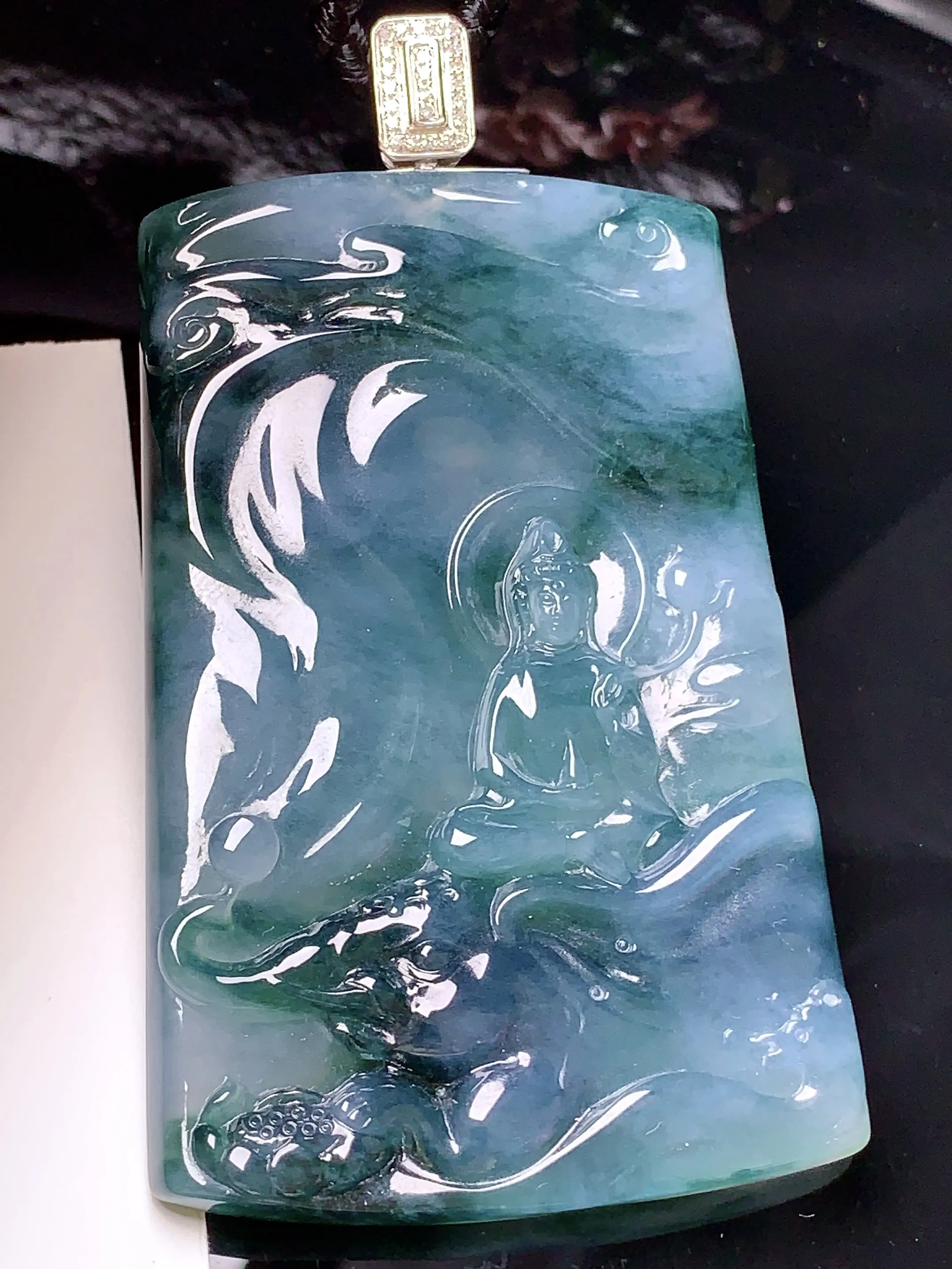 18k金钻镶嵌飘绿观音吊坠 玉质细腻 色泽清新艳丽 整体尺寸77.5*44.2*6