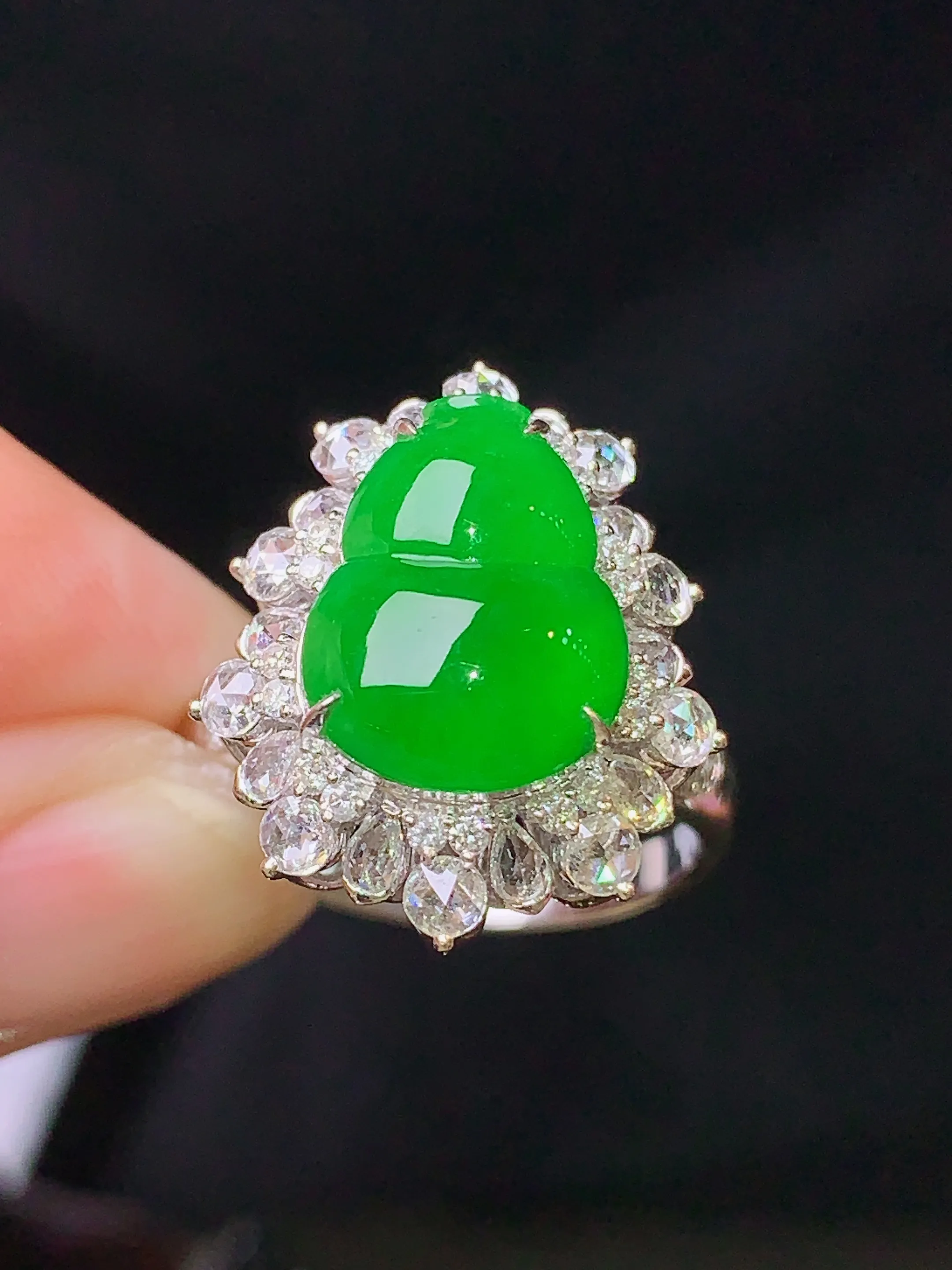 18k金钻镶嵌满绿葫芦戒指吊坠两用款 玉质细腻 色泽清新艳丽 圈口13 整体尺寸26.2*16.6*