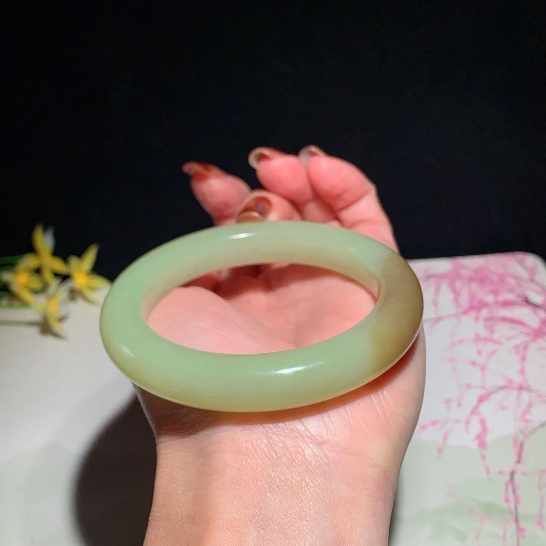 和田玉57.5圈口且末糖手镯！圈口57.5宽12.2玉质细腻油润 底色纯净无裂无黑 脂粉好，品质高。