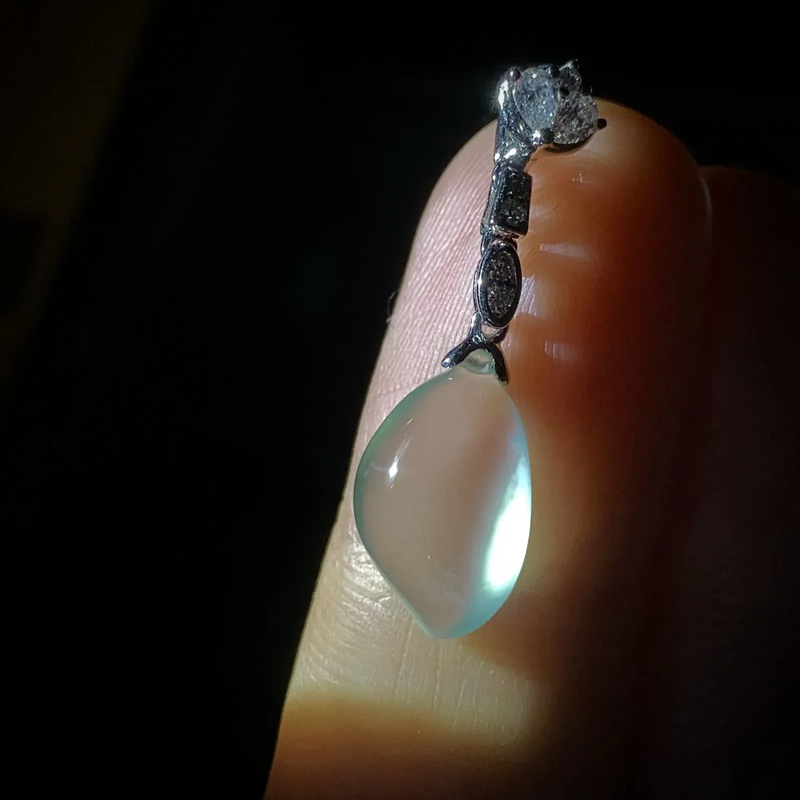 玻璃种翡翠精品福瓜，
28-裸石约14-8.5-4.8mm，
18K金，南非钻，