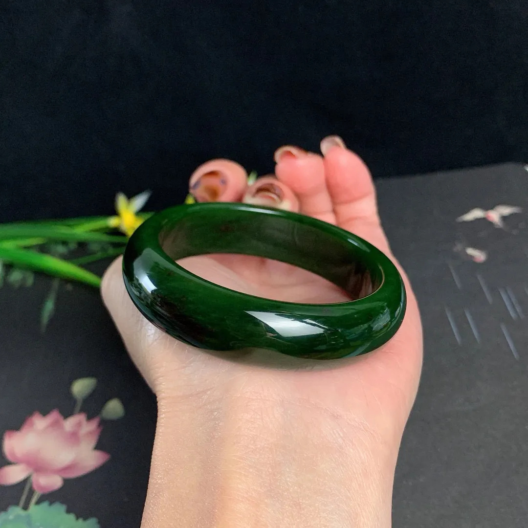 和田玉52.5圈口菠菜绿黑皮碧玉手镯！圈口52.5宽15.3玉质细腻油润 底色纯净 无纹裂 脂粉好，