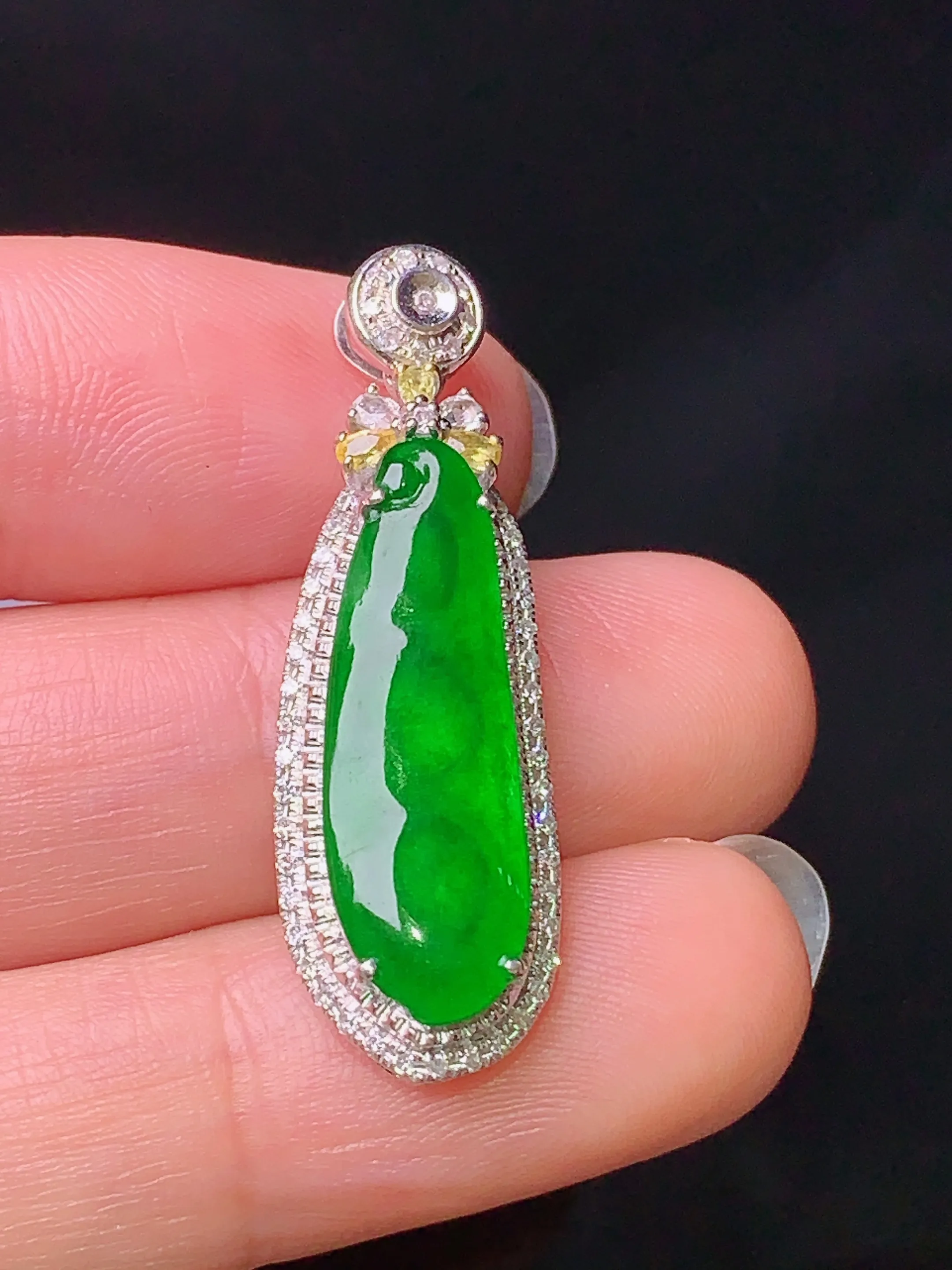 18k金钻镶嵌满绿四季豆吊坠 玉质细腻 色泽清新艳丽 整体尺寸34.2*11*7