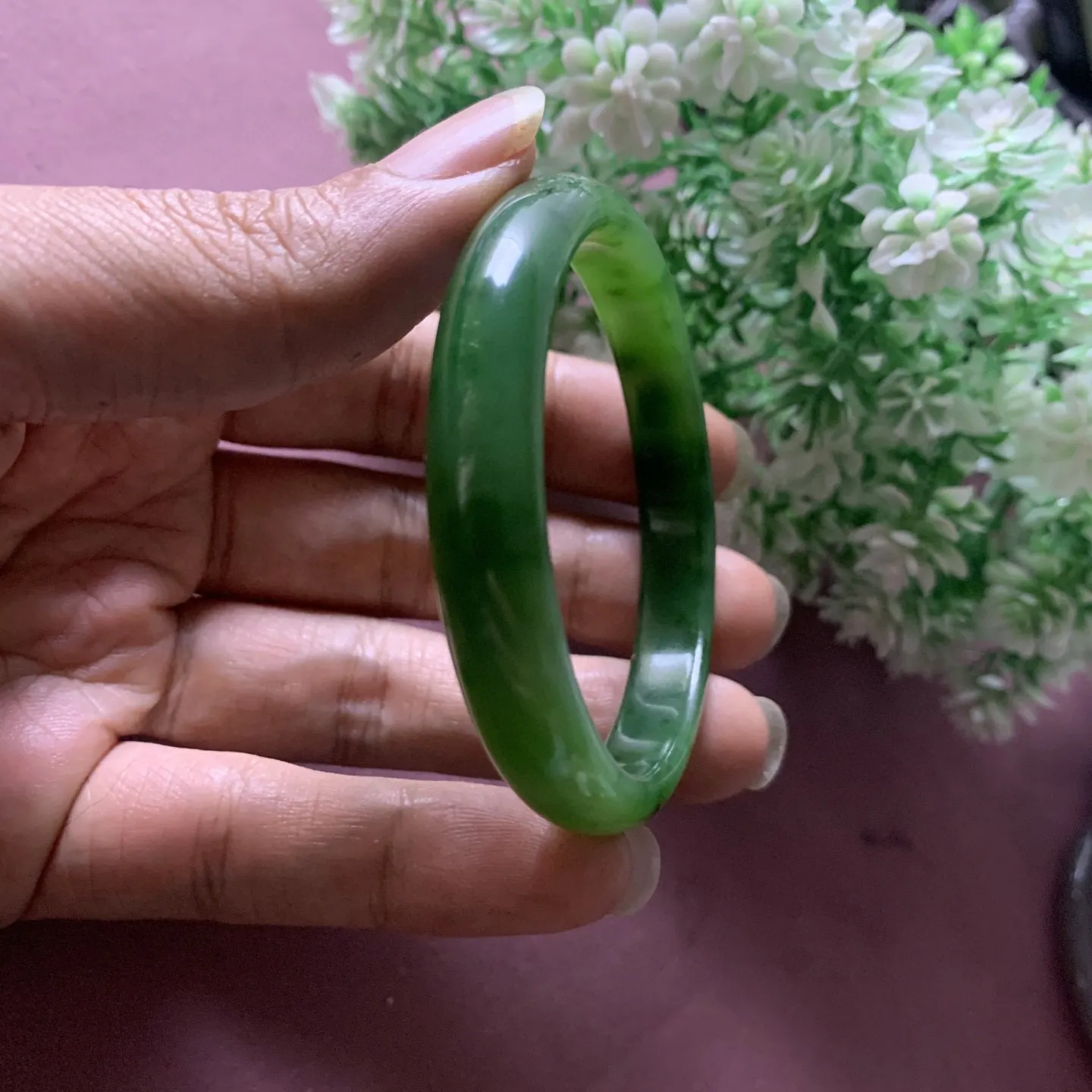 和田玉碧玉53.1圈口菠菜绿手镯，玉质细腻油润，密度紧凑，琢型圆润，高脂粉，品相大，佩戴端庄典雅
