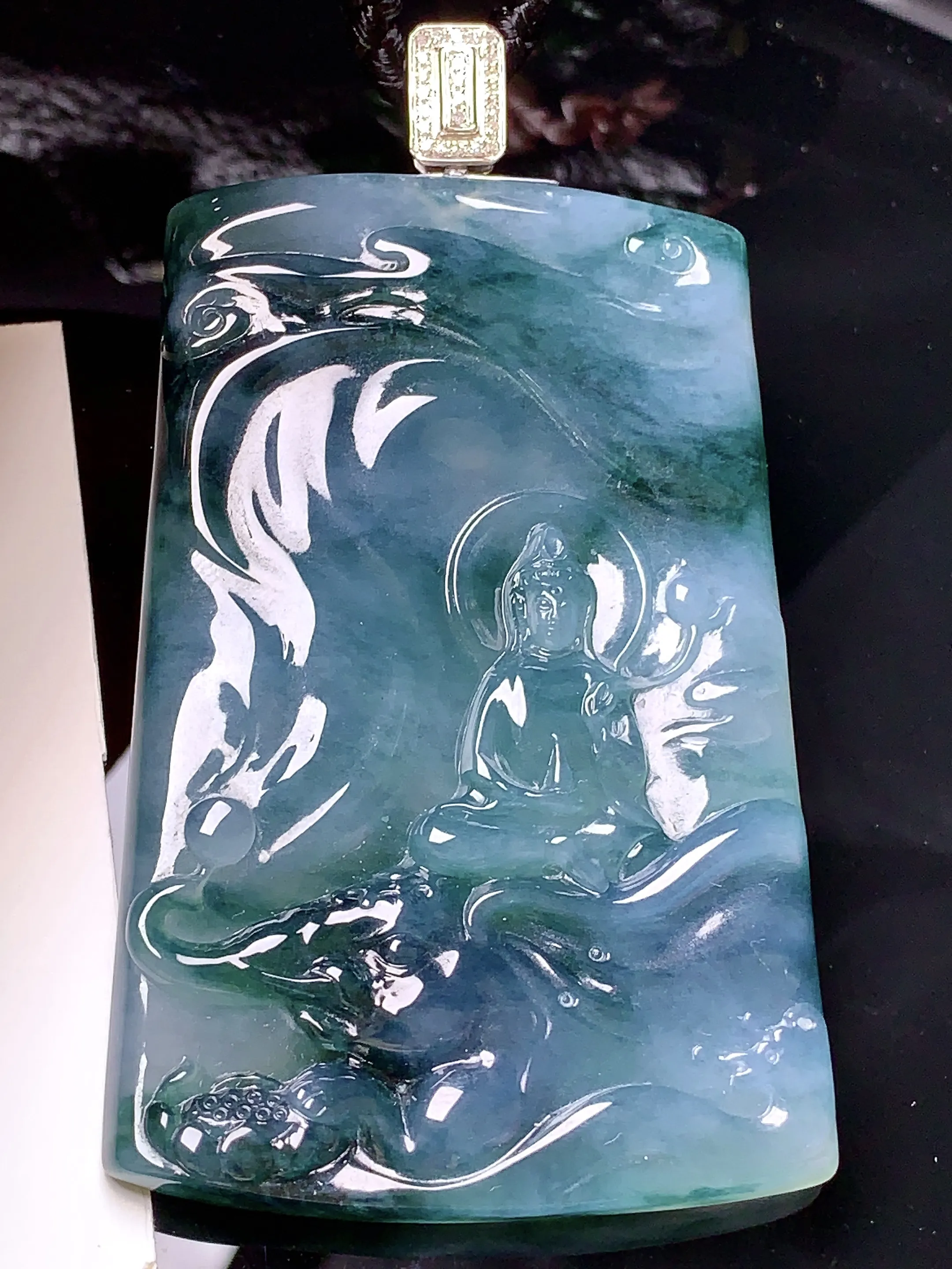 18k金钻镶嵌飘绿观音吊坠 玉质细腻 色泽清新艳丽 整体尺寸77.5*44.2*6