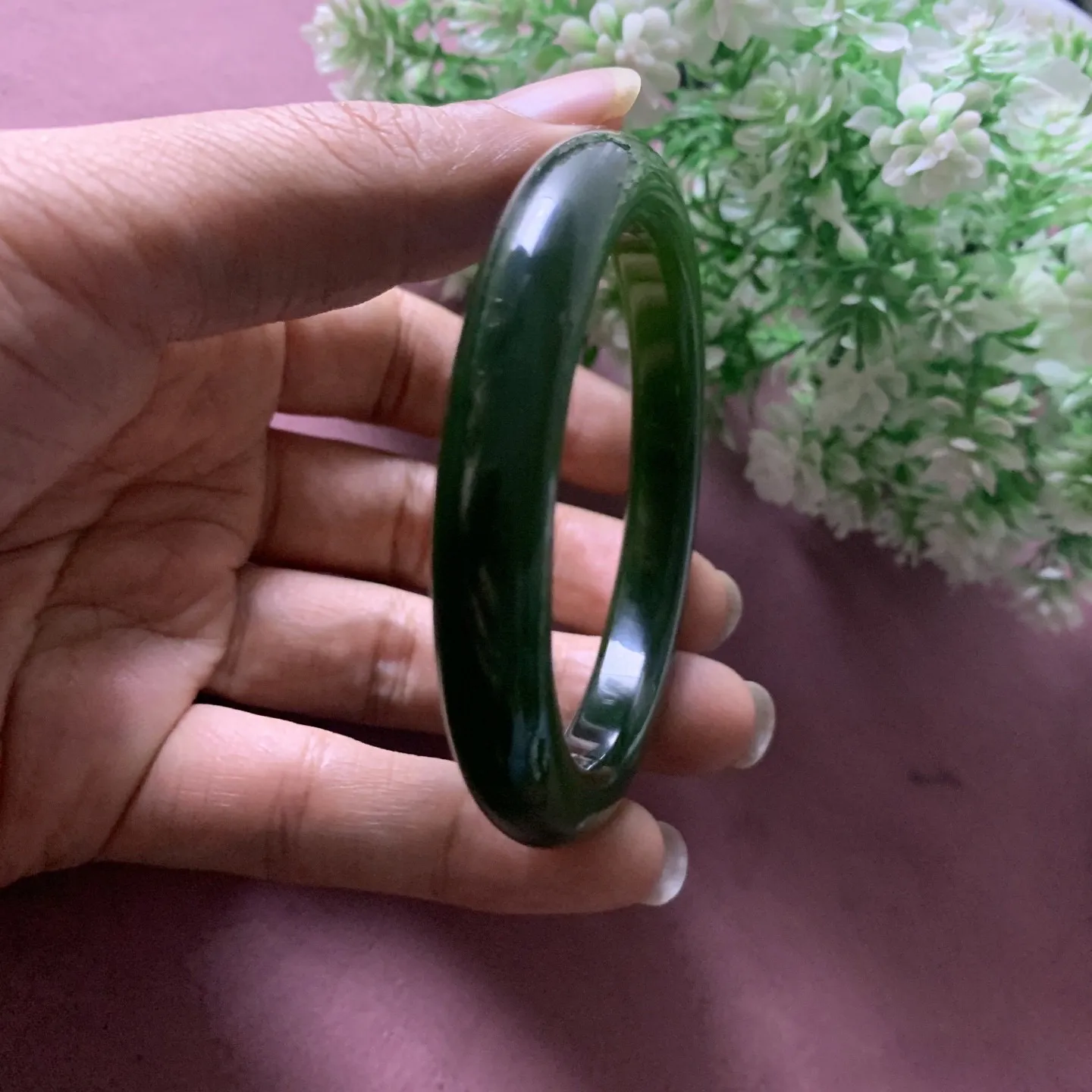 和田玉55.8圈口碧玉菠菜绿手镯，玉质细腻油润，密度紧凑，琢型圆润，高脂粉，品相大，佩戴端庄典雅