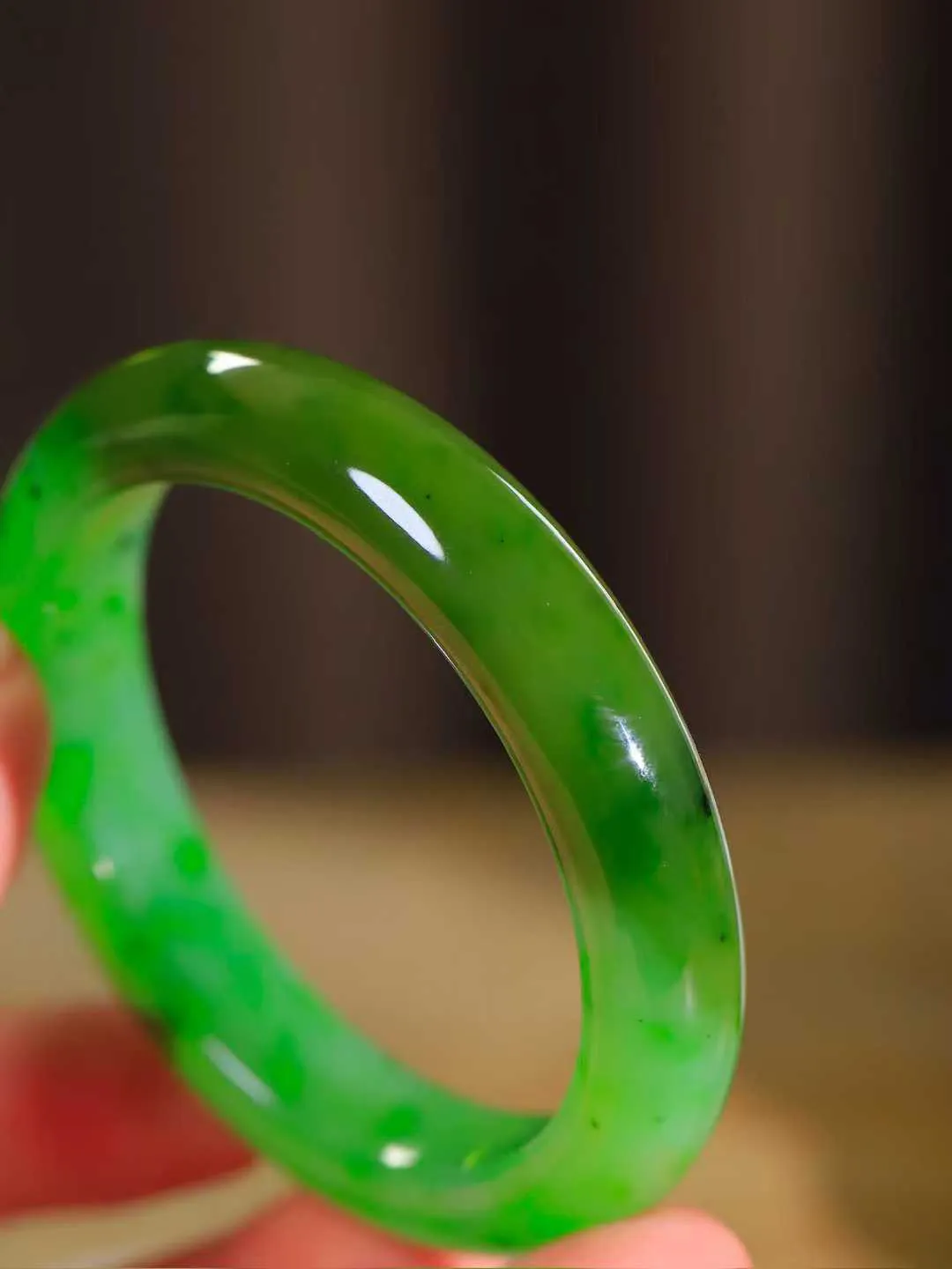 【温润如心.镯】

精品和田玉碧玉手镯，精选上等碧玉料，色泽清透，质地细腻。佩戴它，感受千年玉文化的温润与优雅，愿它为您带来平安与幸福。重57.5克  尺寸55-12.3-9mm 89110300L