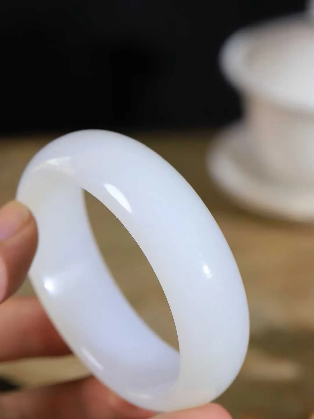 【贵妃镯.玉腕清响】    

精品和田玉白玉贵妃镯，玉质温润细腻 油性十足 相传杨贵妃十分喜爱椭圆形态手镯，后人称其为贵妃镯。因其形与人手腕形相吻合，佩戴更服帖，别具妩媚风格。
重78克   内径55-51mm尺寸20.7-7.9mm   fDA-88112348