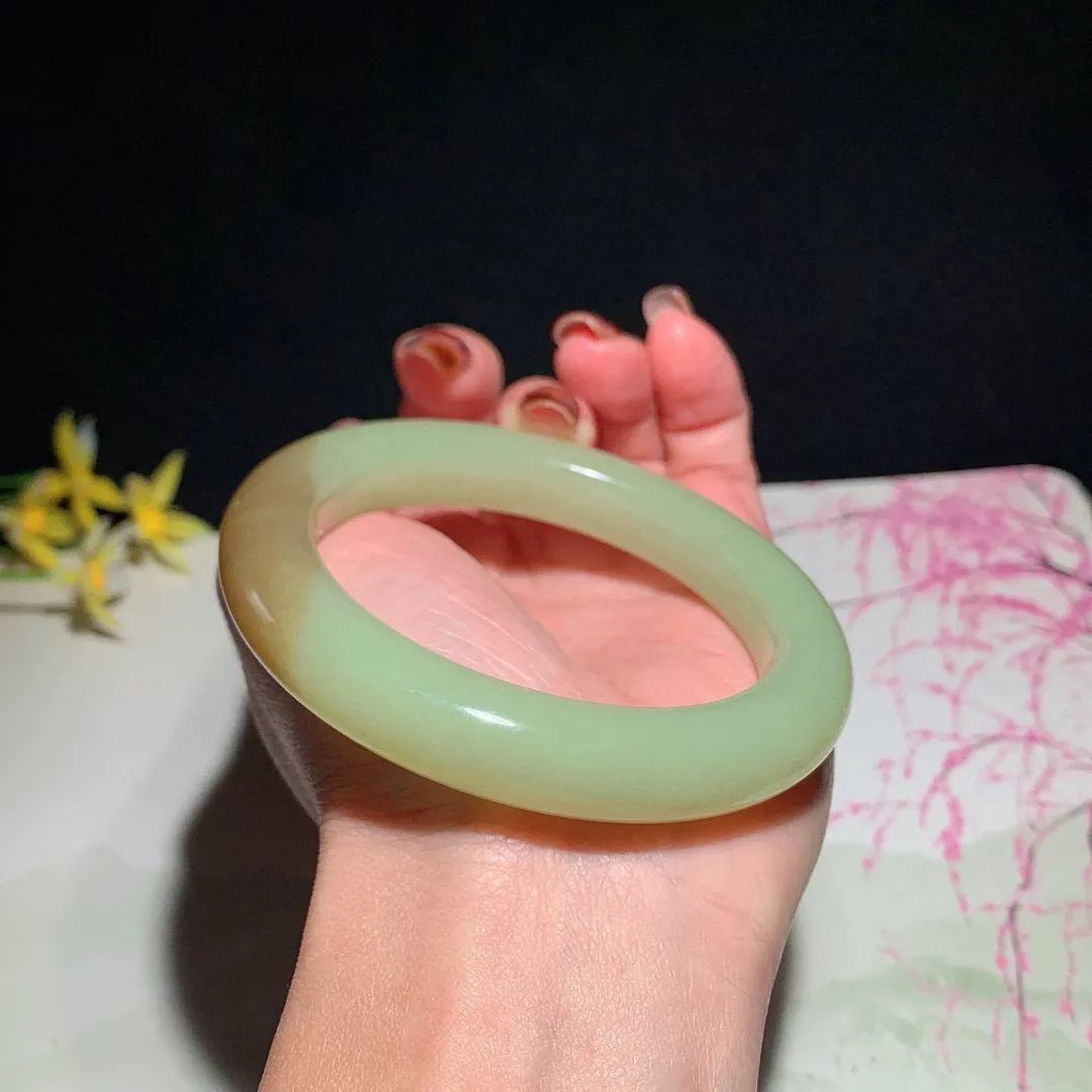 和田玉57.5圈口且末糖手镯！圈口57.5宽12.2玉质细腻油润 底色纯净无裂无黑 脂粉好，品质高。