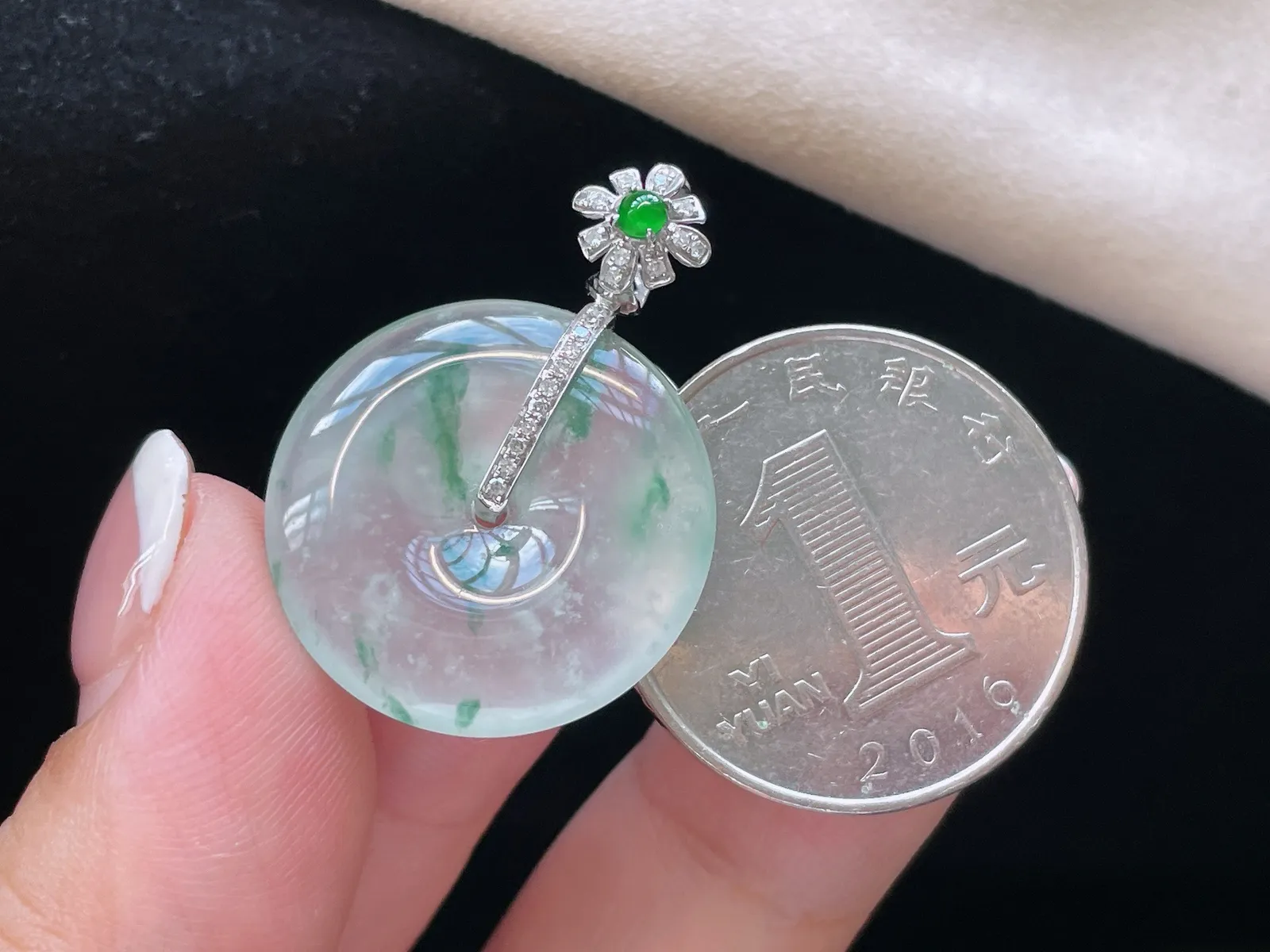 18K 冰种飘花·平安扣

整30.9-22-4.1