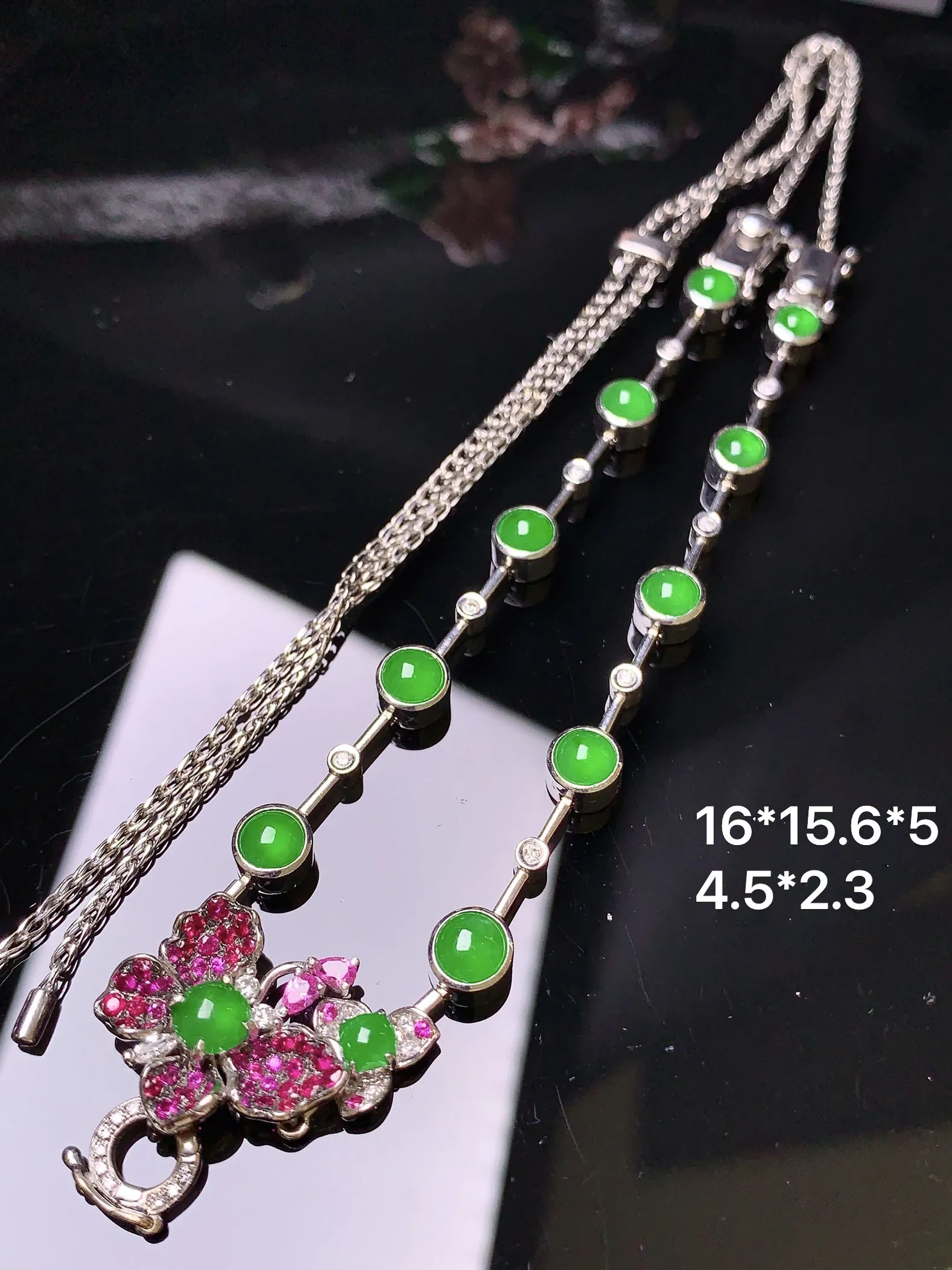 18k金钻镶嵌满绿蛋面项链手链两用款 玉质细腻 色泽清新艳丽 整体尺寸16*15.6*5